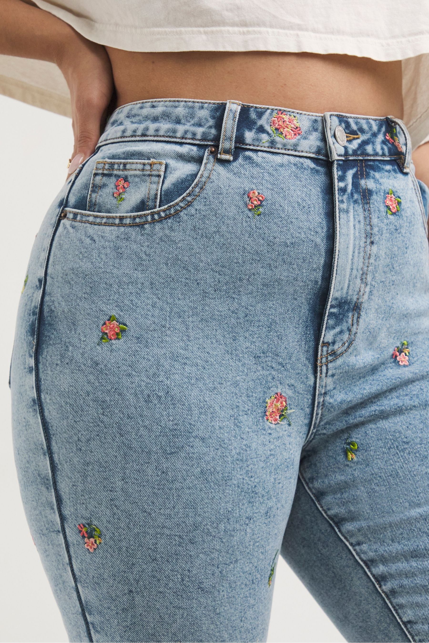 Flower embroidered mom jeans hotsell