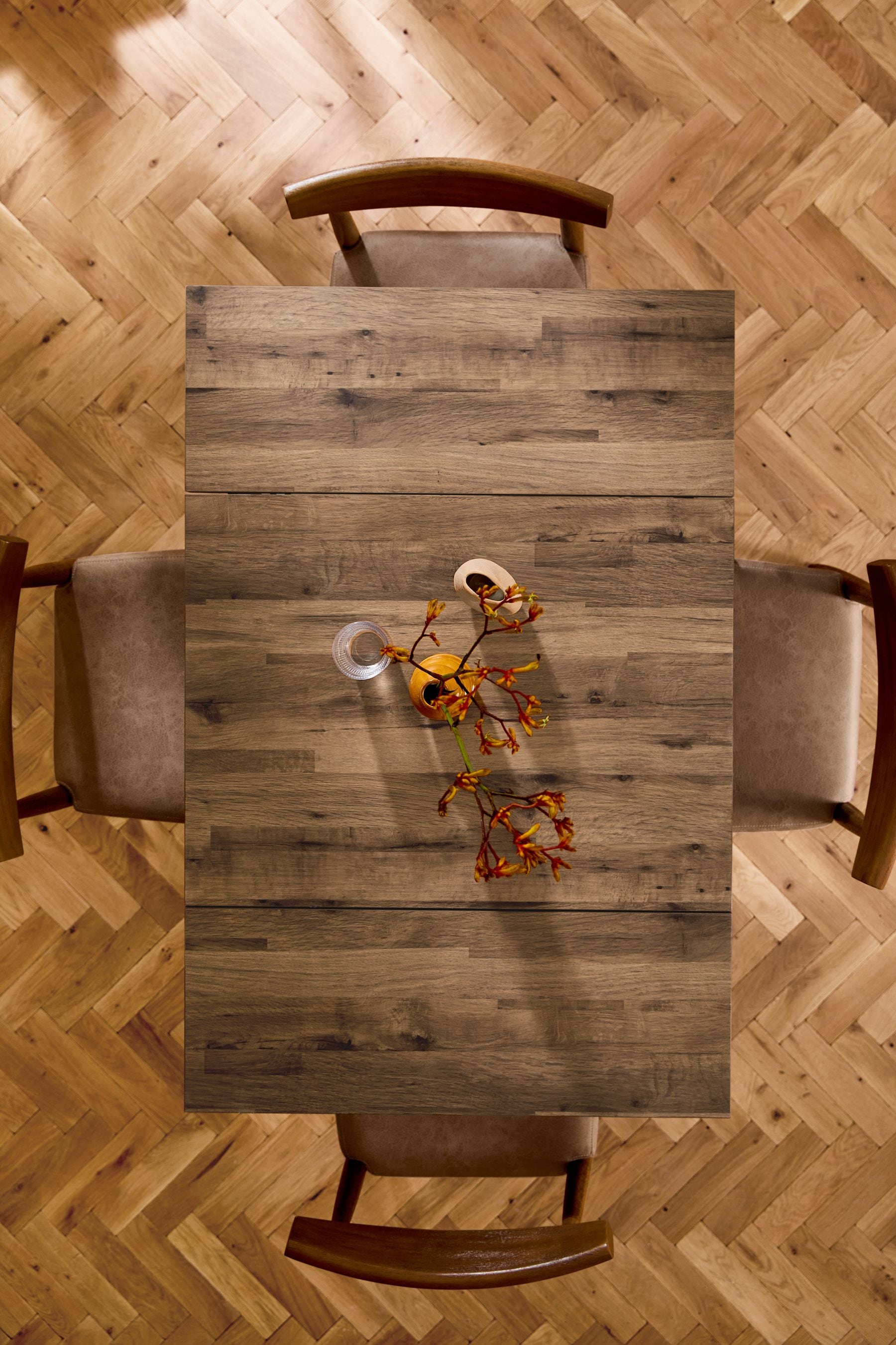 Extendable dining table deals 2 to 4