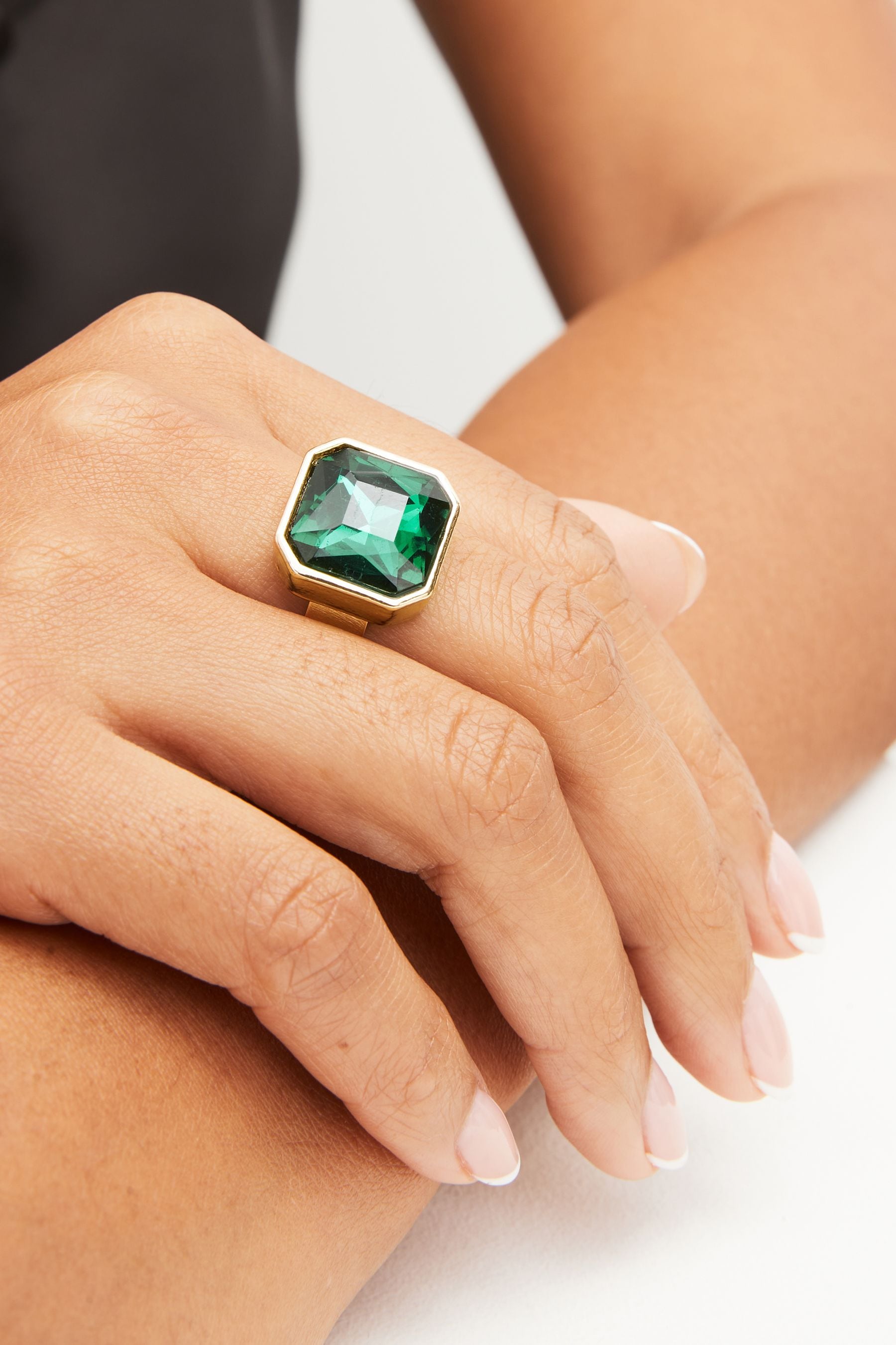 Green stone cocktail ring outlet