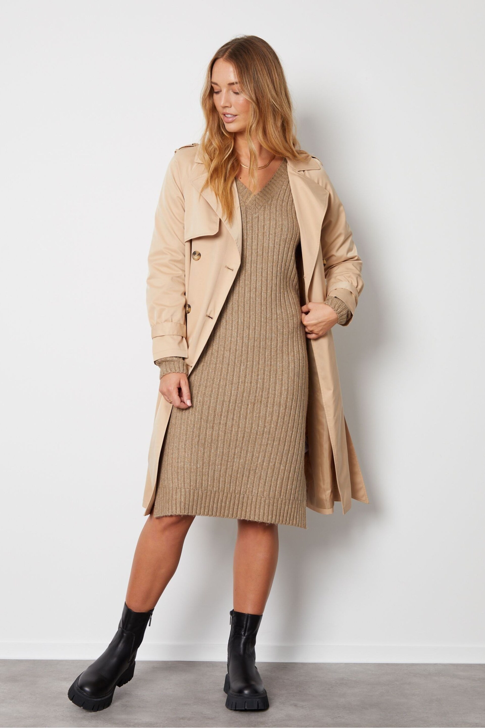 Threadbare Brown Petite V-Neck Knitted Midi Dress - Image 3 of 4