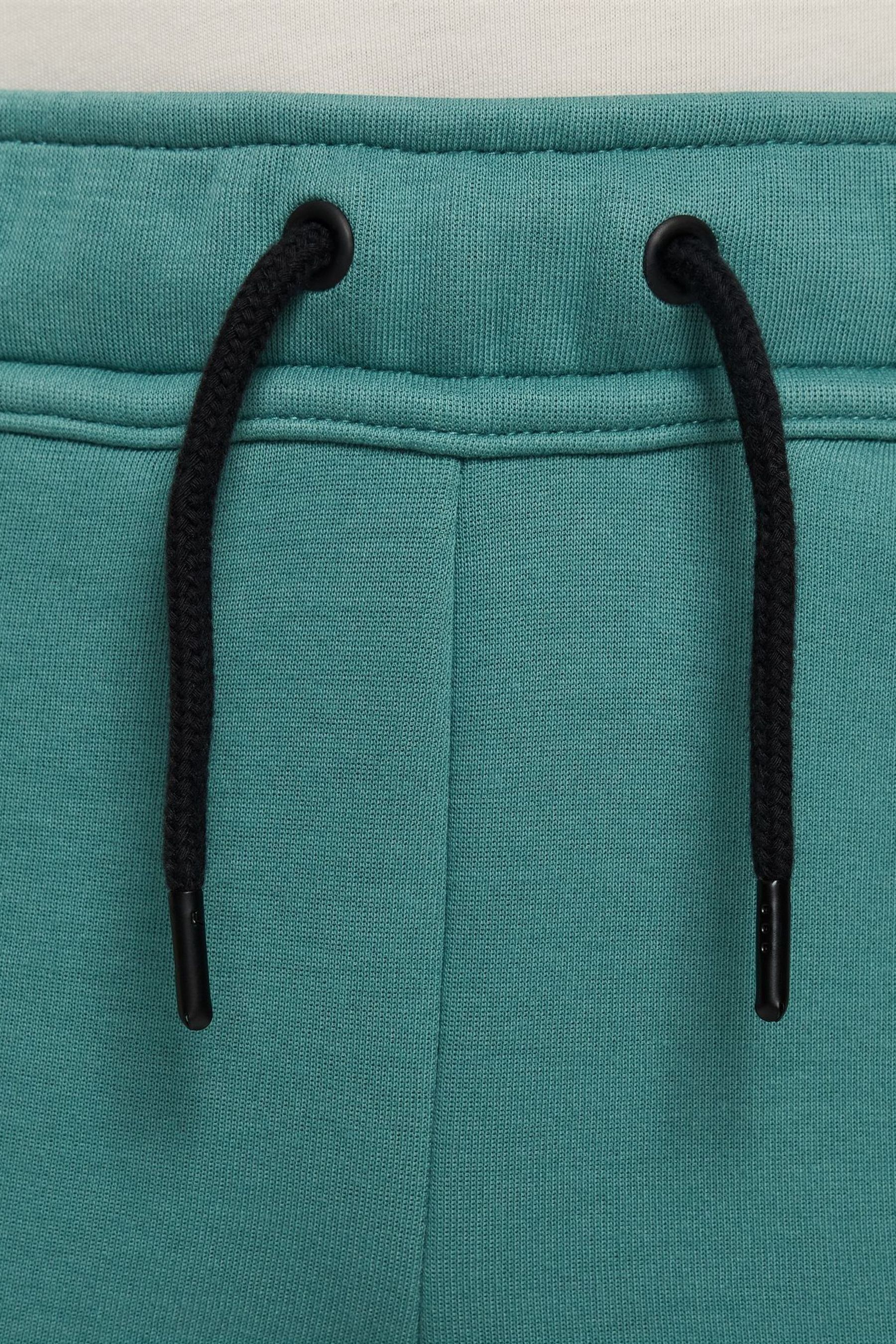 Nike tech fleece shorts green 2025