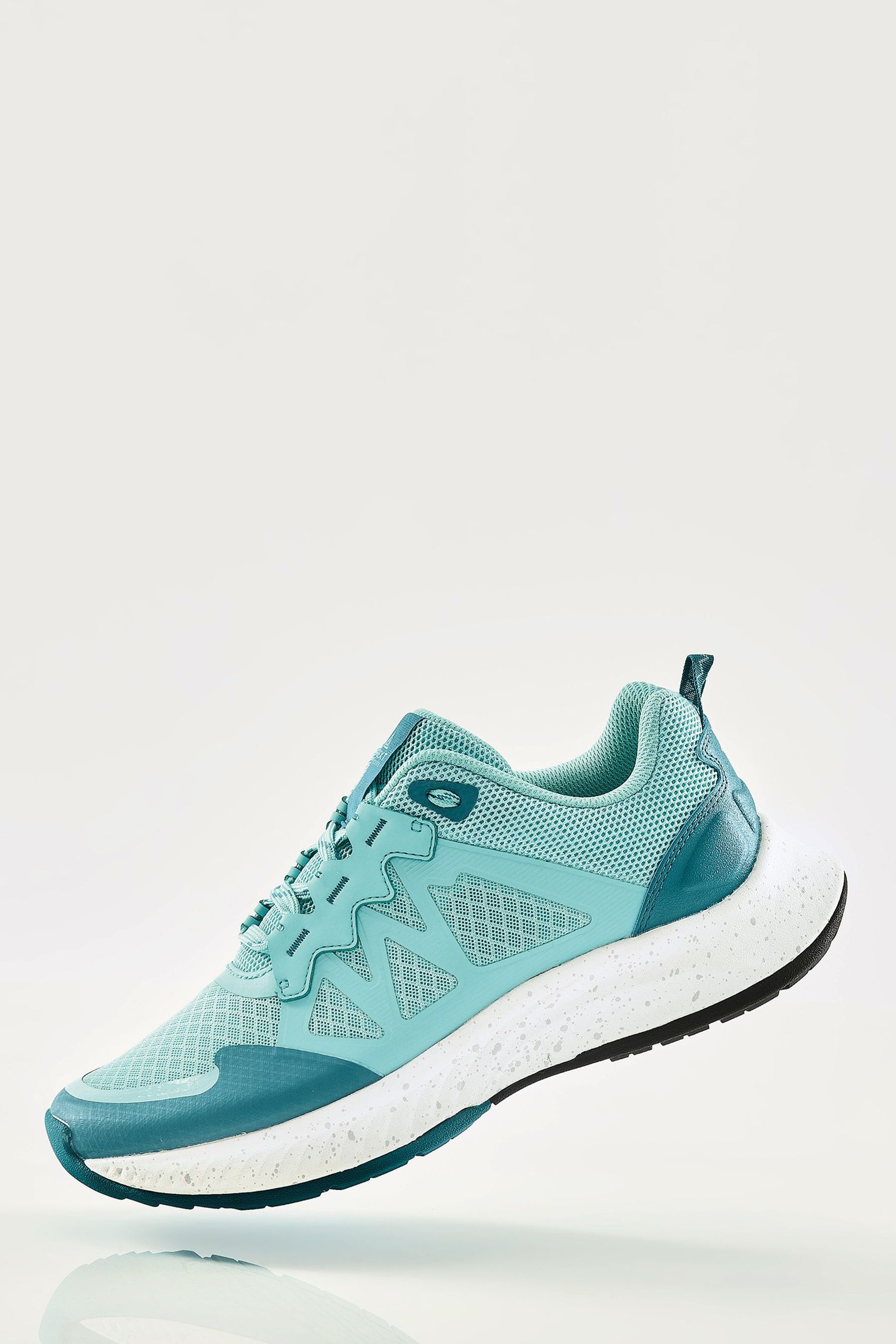 Aqua trainers store
