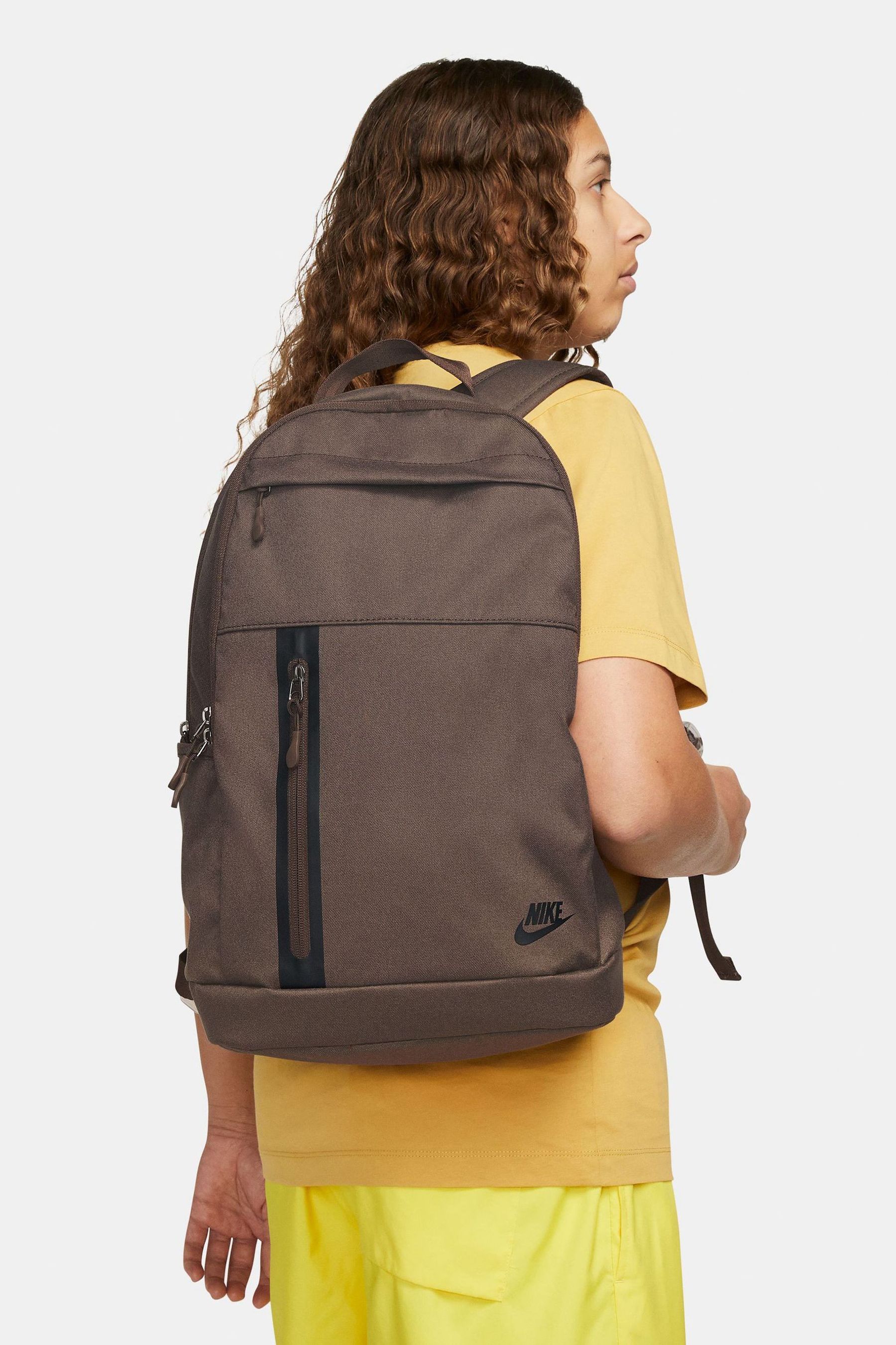 Nike elemental 21l top