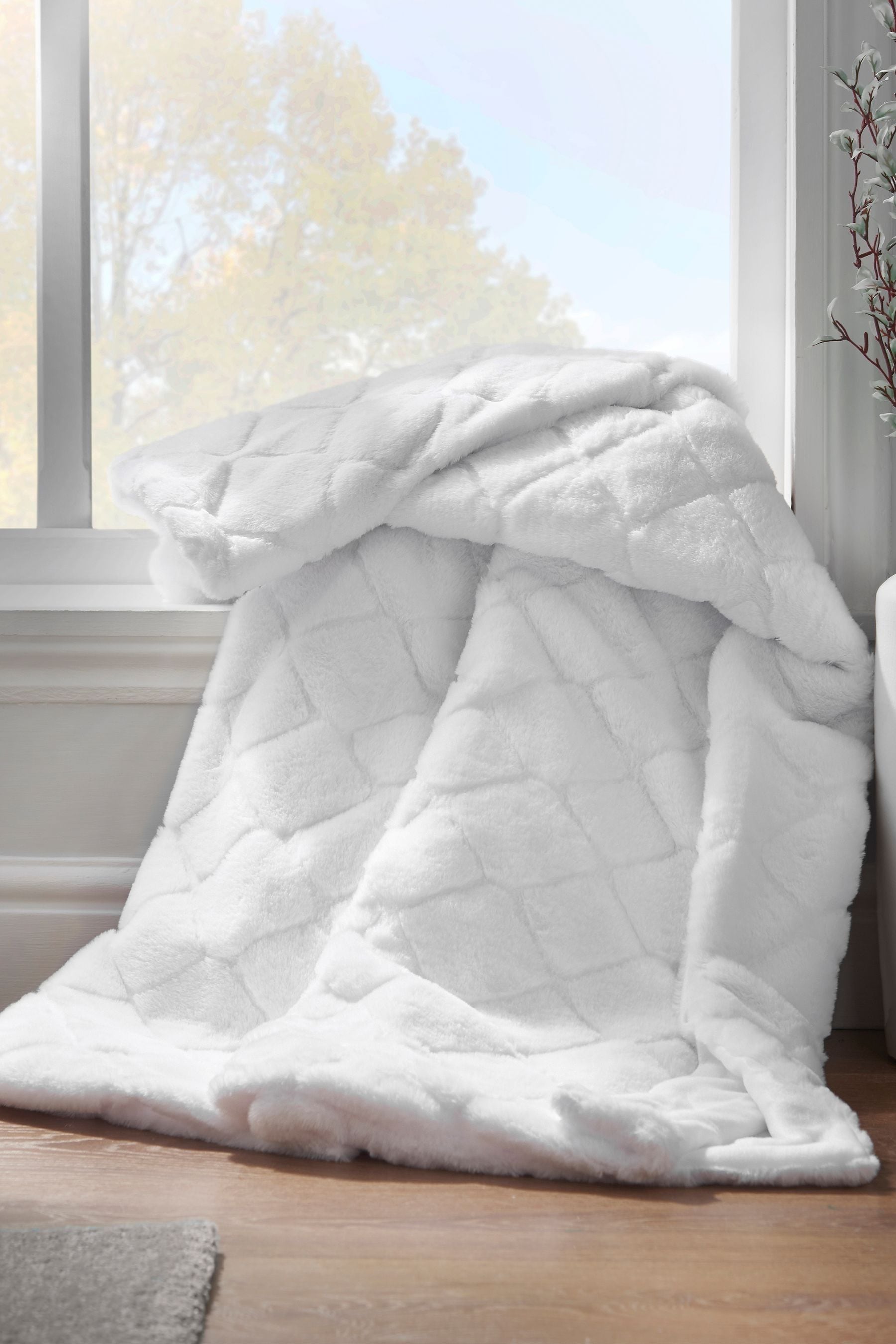 Buy Catherine Lansfield White Teddy Cosy and Soft Diamond Fleece Throw from Next Luxembourg