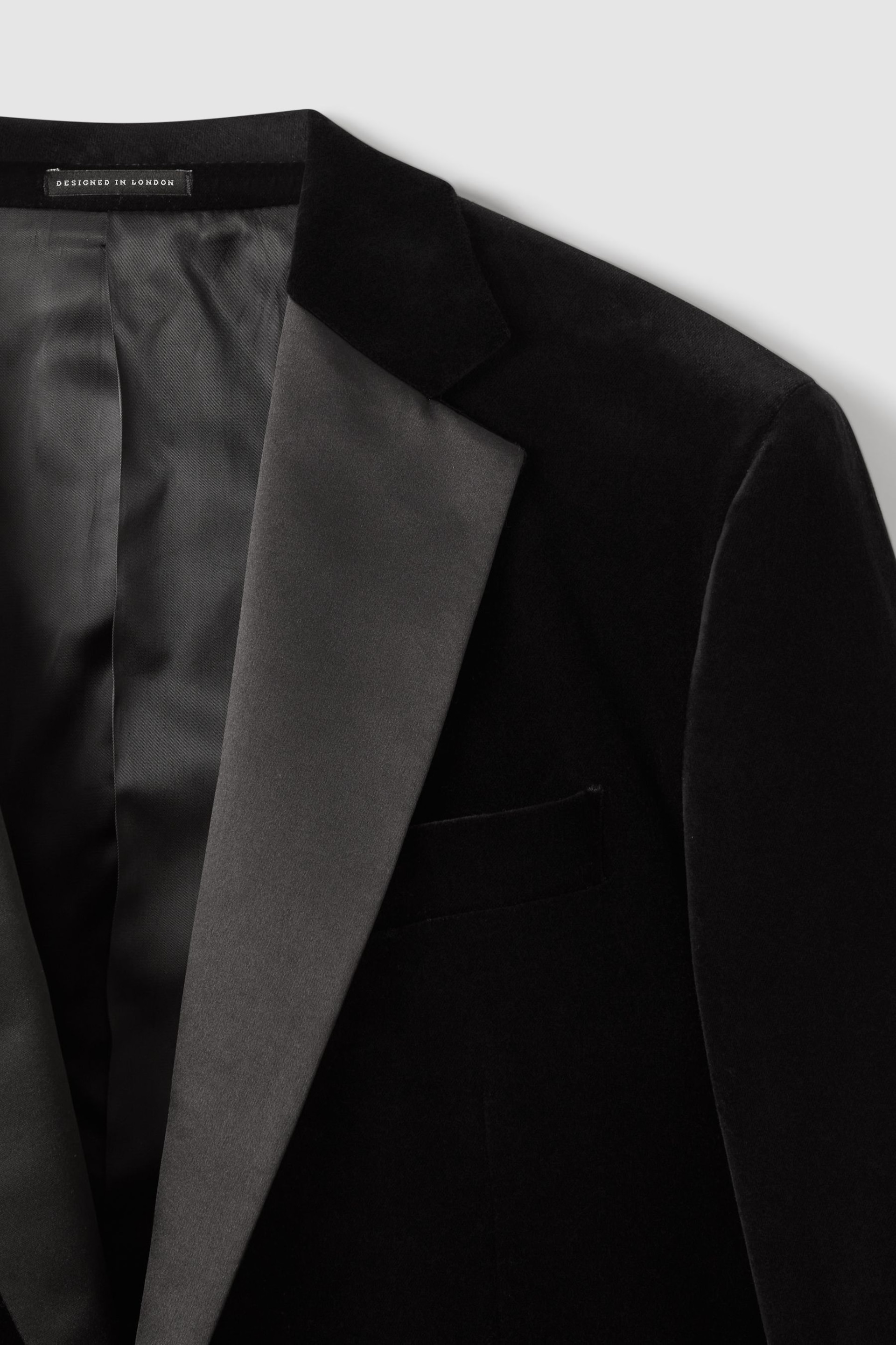 Reiss Black Ace Modern Fit Velvet Single Breasted Tuxedo Jacket - Image 5 of 9