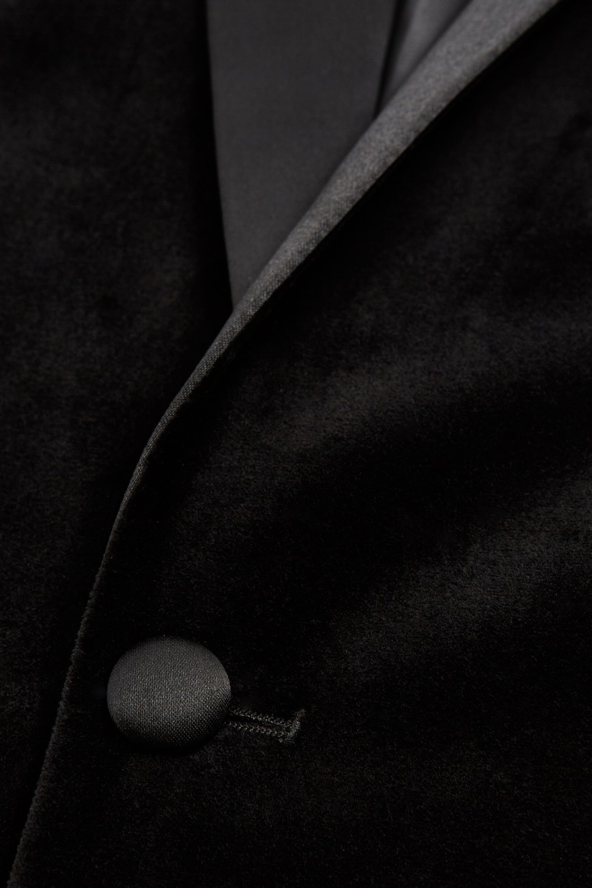 Reiss Black Ace Modern Fit Velvet Single Breasted Tuxedo Jacket - Image 9 of 9