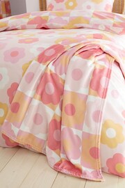 Catherine Lansfield Pink Retro Daisy Soft and Cosy Fleece Throw - Image 1 of 2