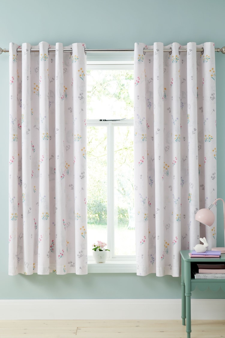 Catherine Lansfield Pink Bunny Tail Ditsy Flower Reversible Eyelet Curtains - Image 2 of 4