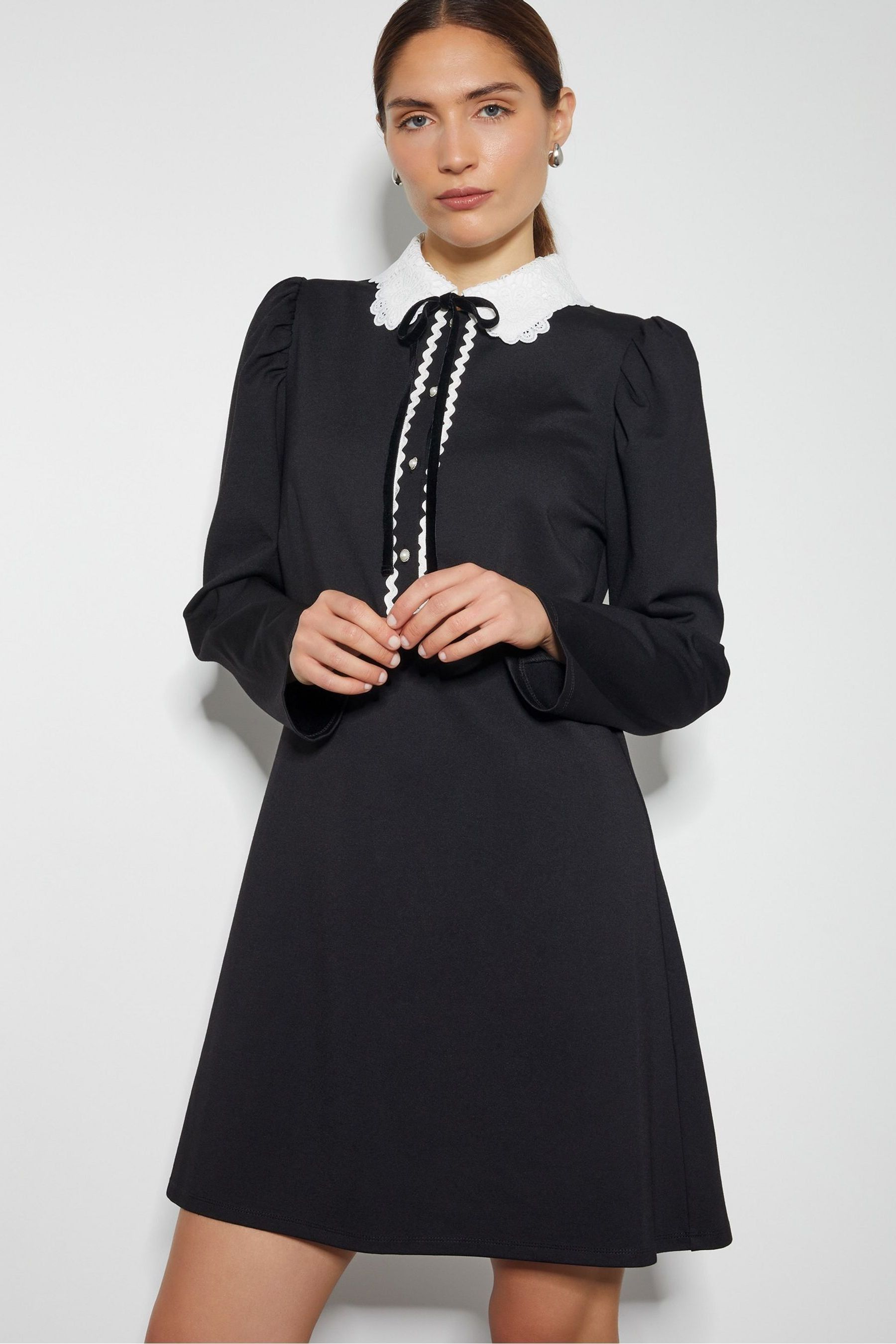 Black dress with lace collar cheap