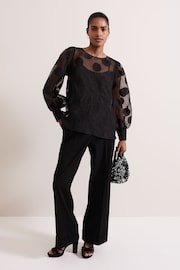 Phase Eight Siera Spot Jacquard Blouse - Bild 3 von 7