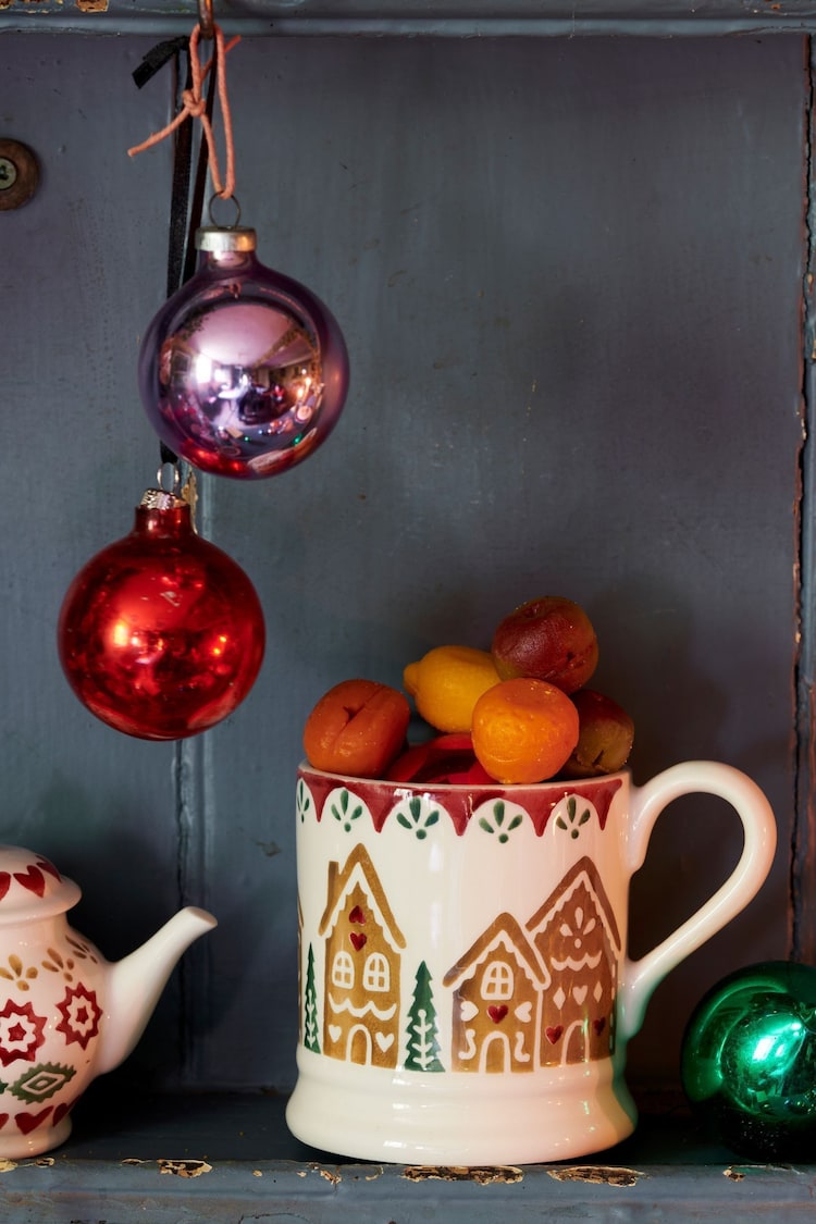 Emma Bridgewater Cream Christmas Gingerbread 1/2 Pint Mug - Image 1 of 5