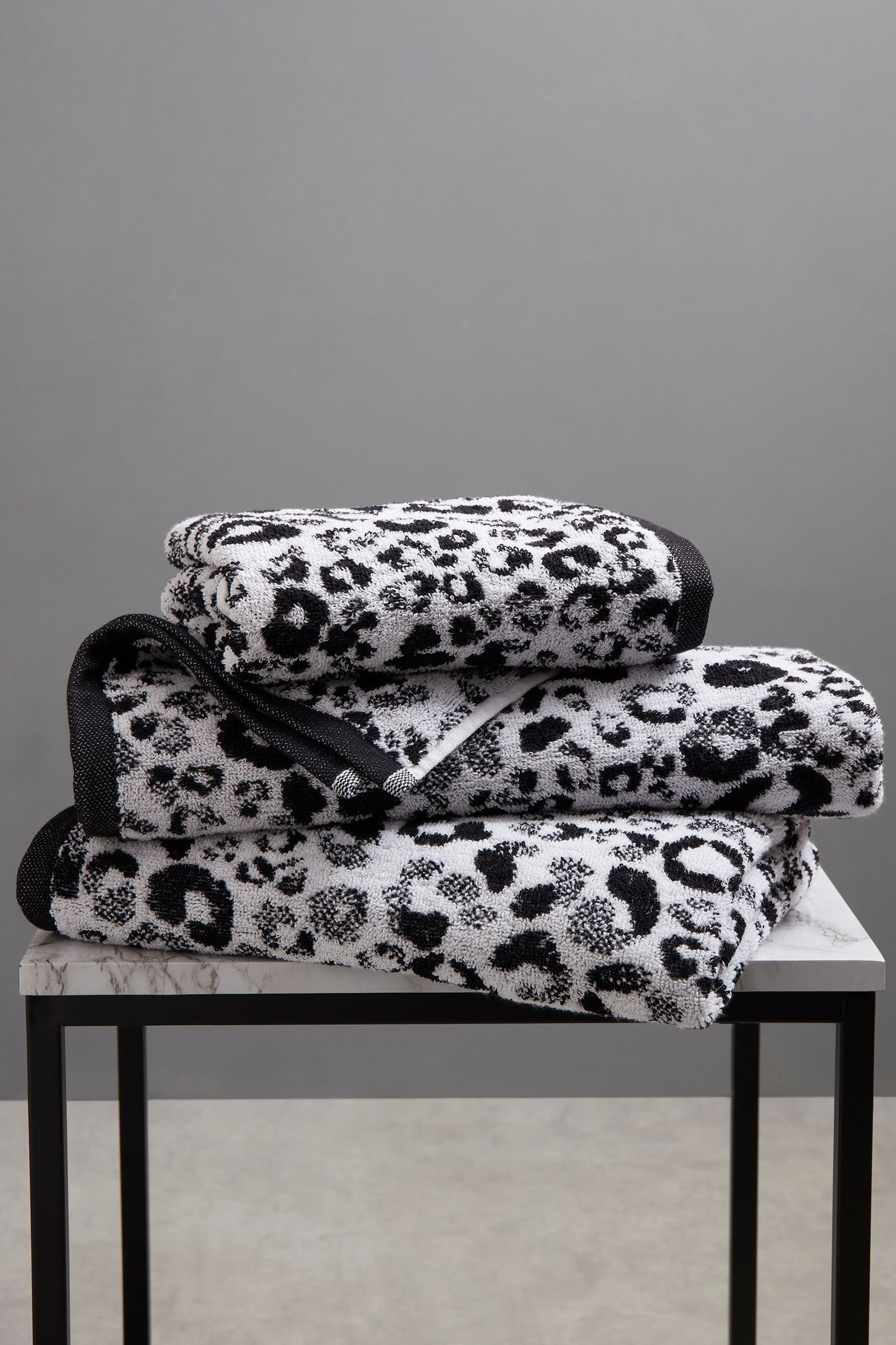 Leopard print bath towels top