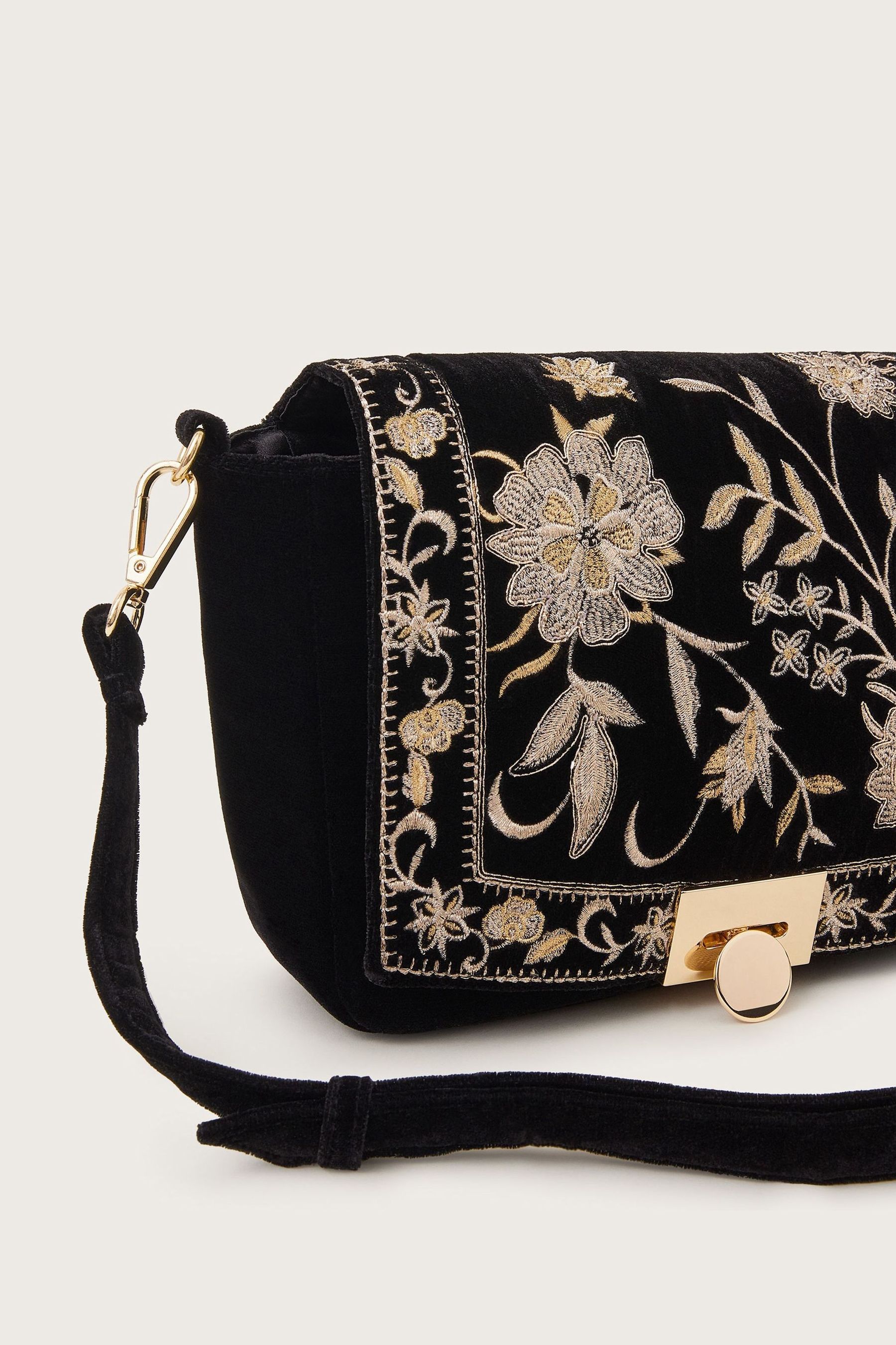 Kaufe Sie Monsoon Lara Tasche aus besticktem Samt bei Next Deutschland
