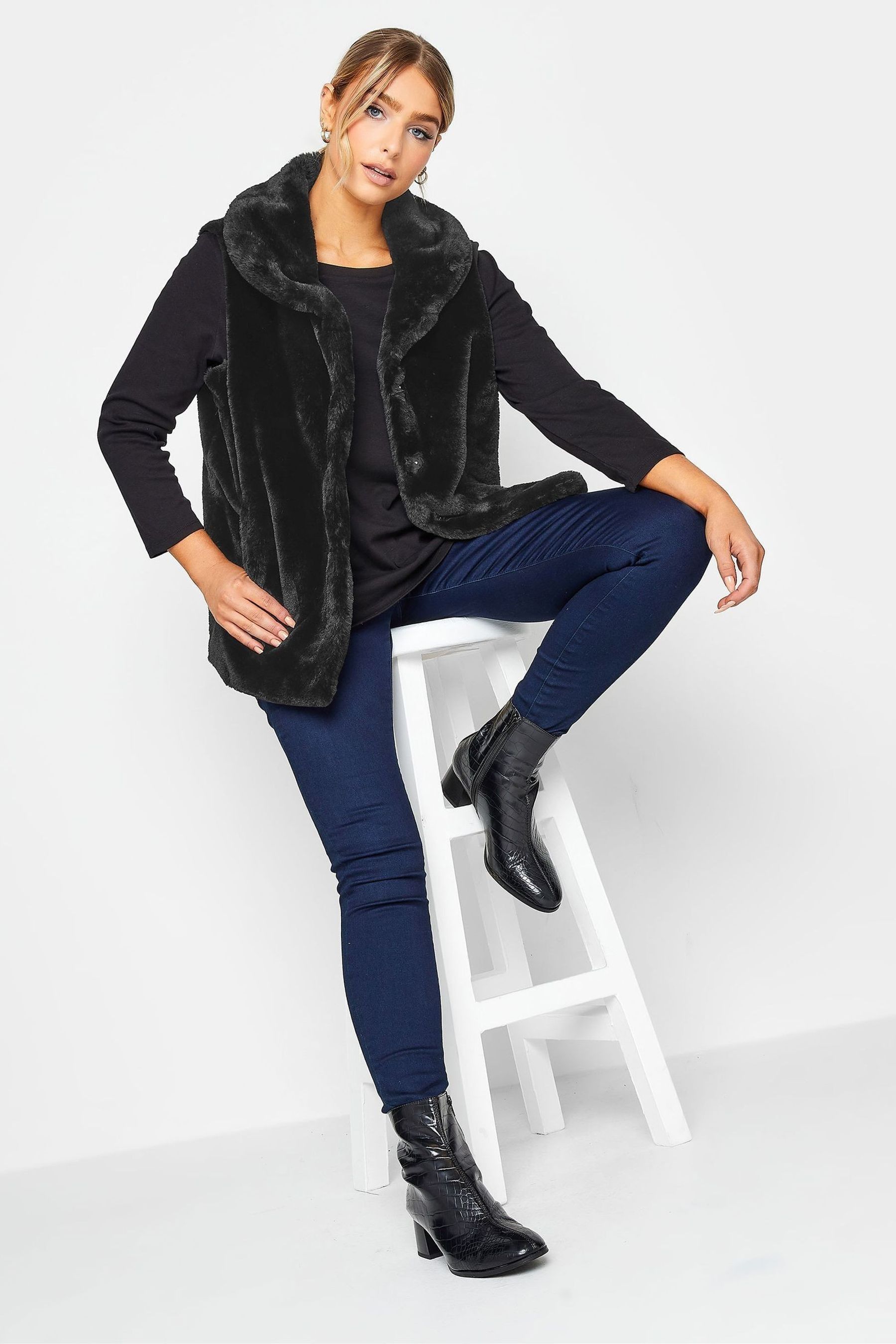 Black fluffy gilet store