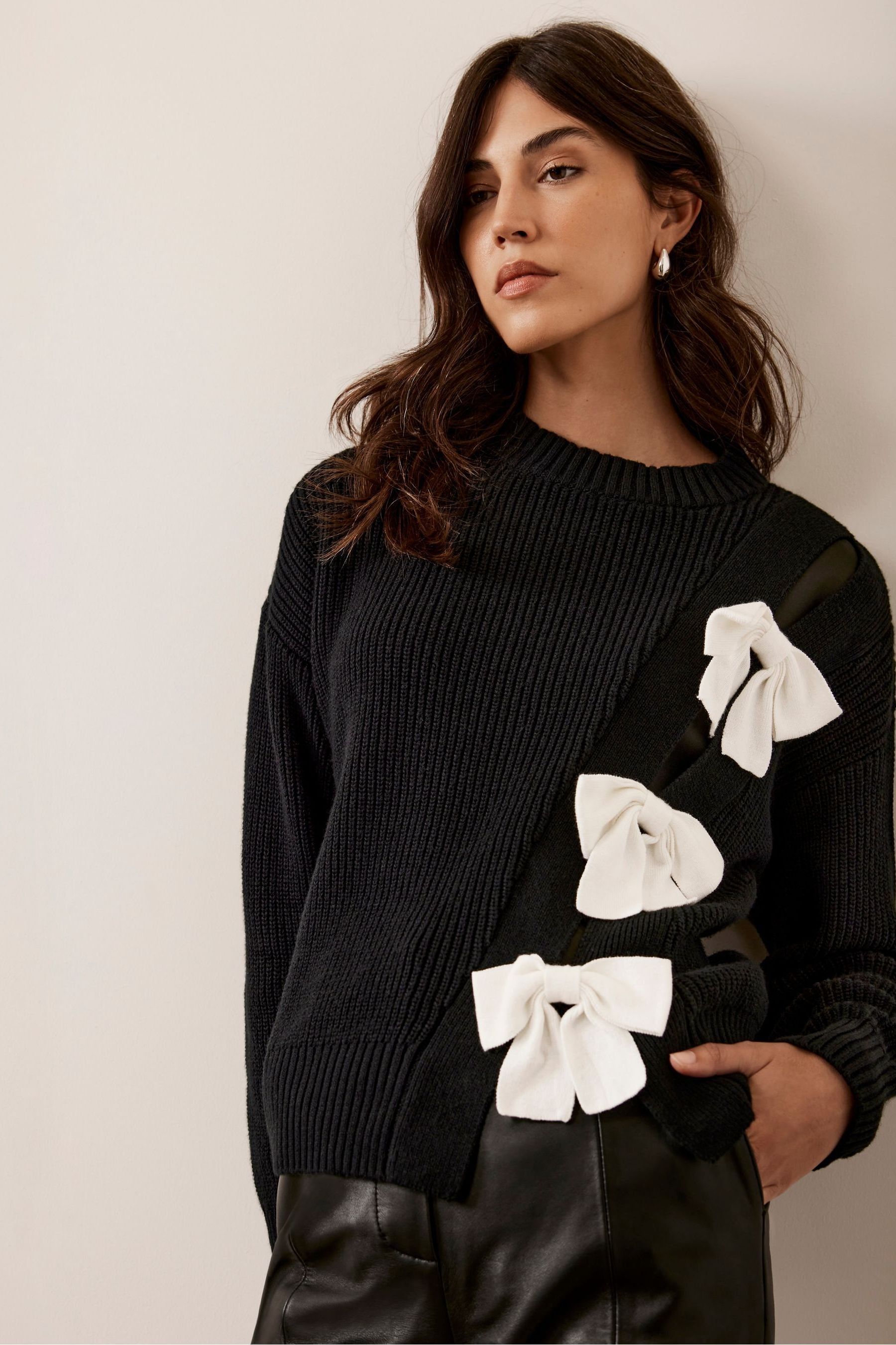 Jumper with bow on shoulder outlet