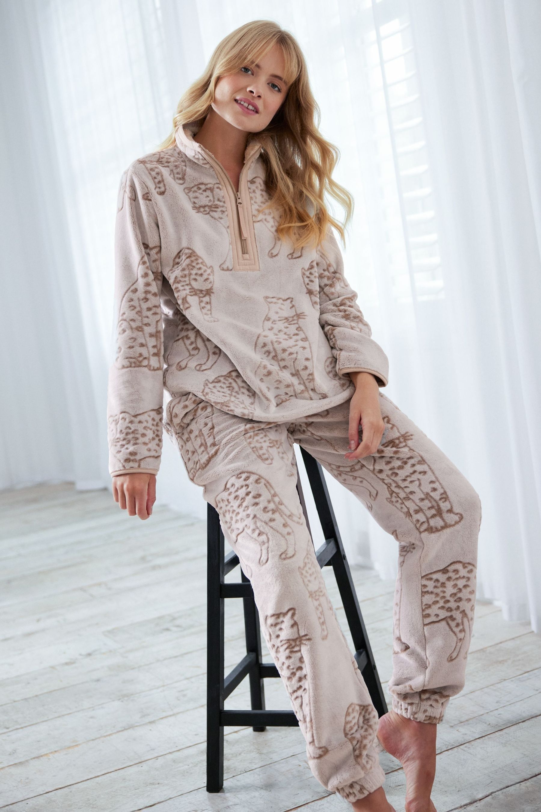 Kaufe Sie Chelsea Peers Fleece Burnout Leopard Sweatshirt Joggers Co ord Set bei Next Deutschland