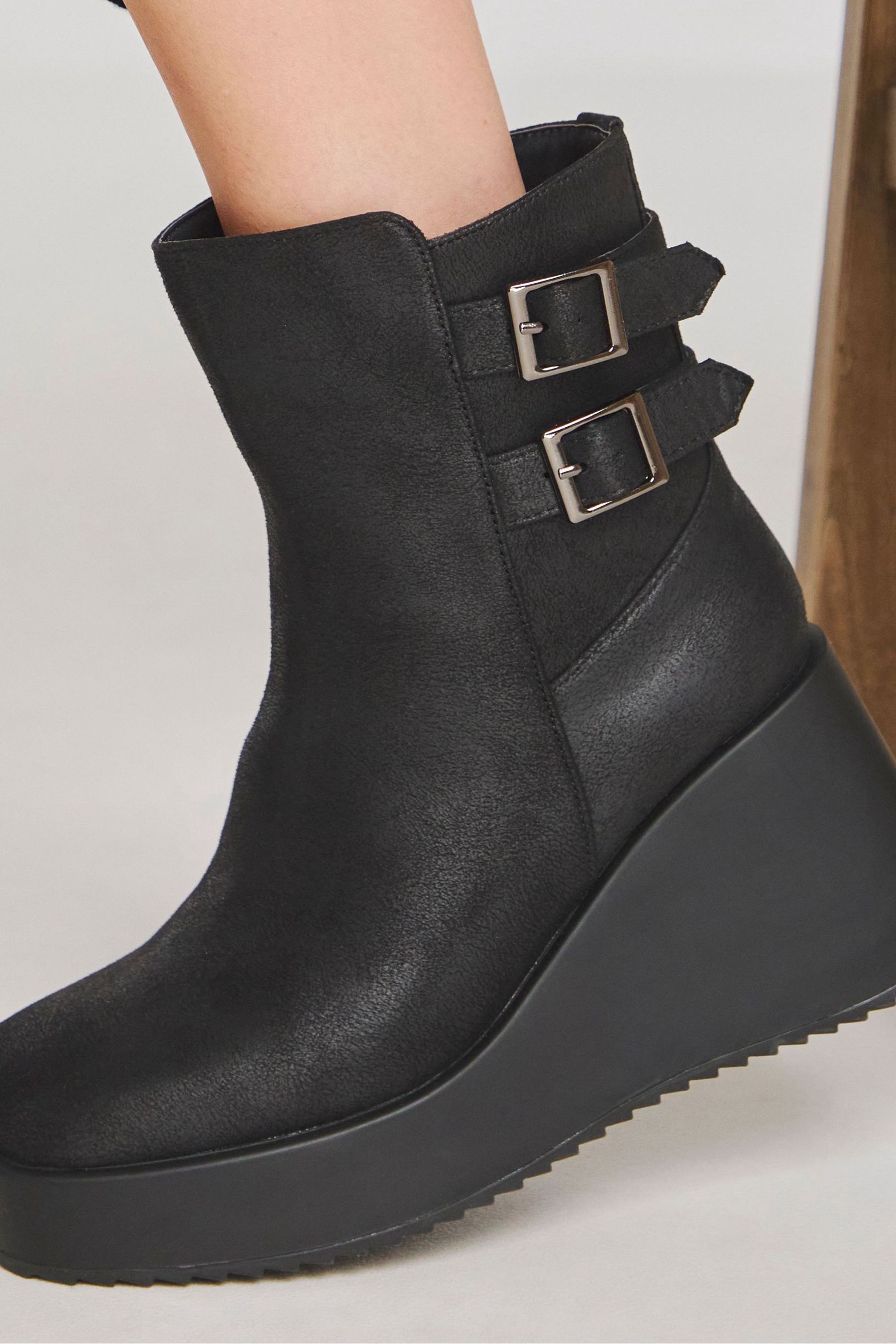Kaufe Sie Simply Be Ankle Wedge Boots In Extra Wide Fit bei Next Deutschland