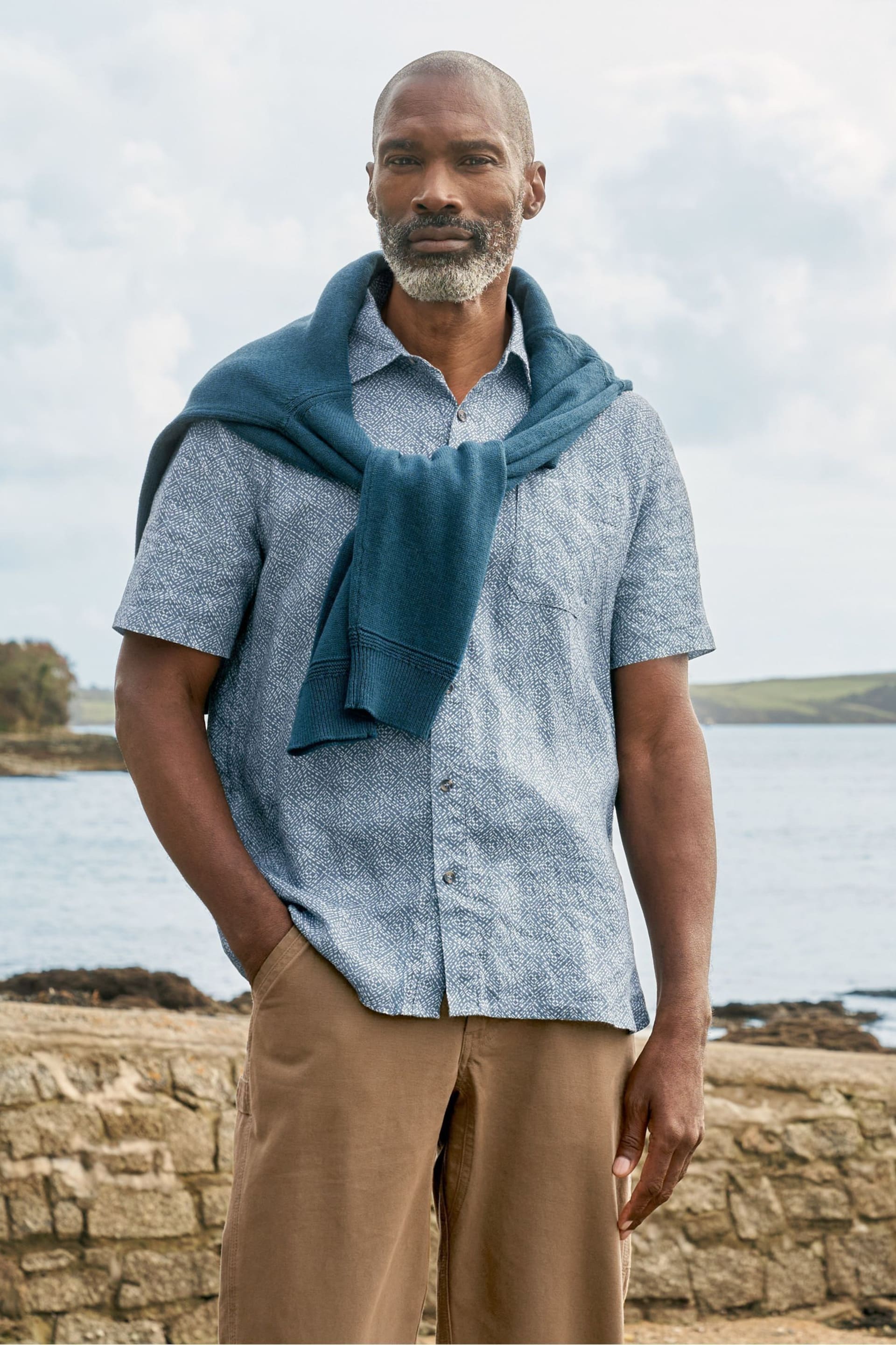 Seasalt Cornwall Blue Mens Heron Short Sleeve Shirt - Image 2 of 9