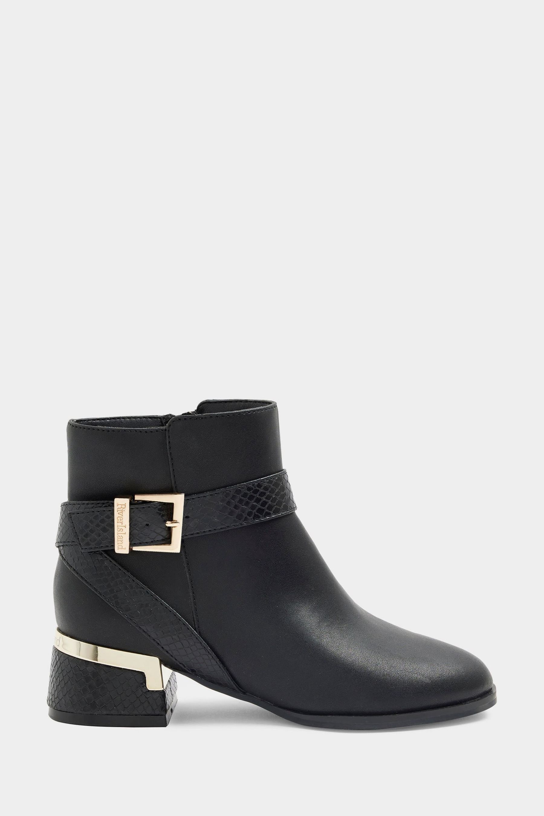 R8ver island boots shop