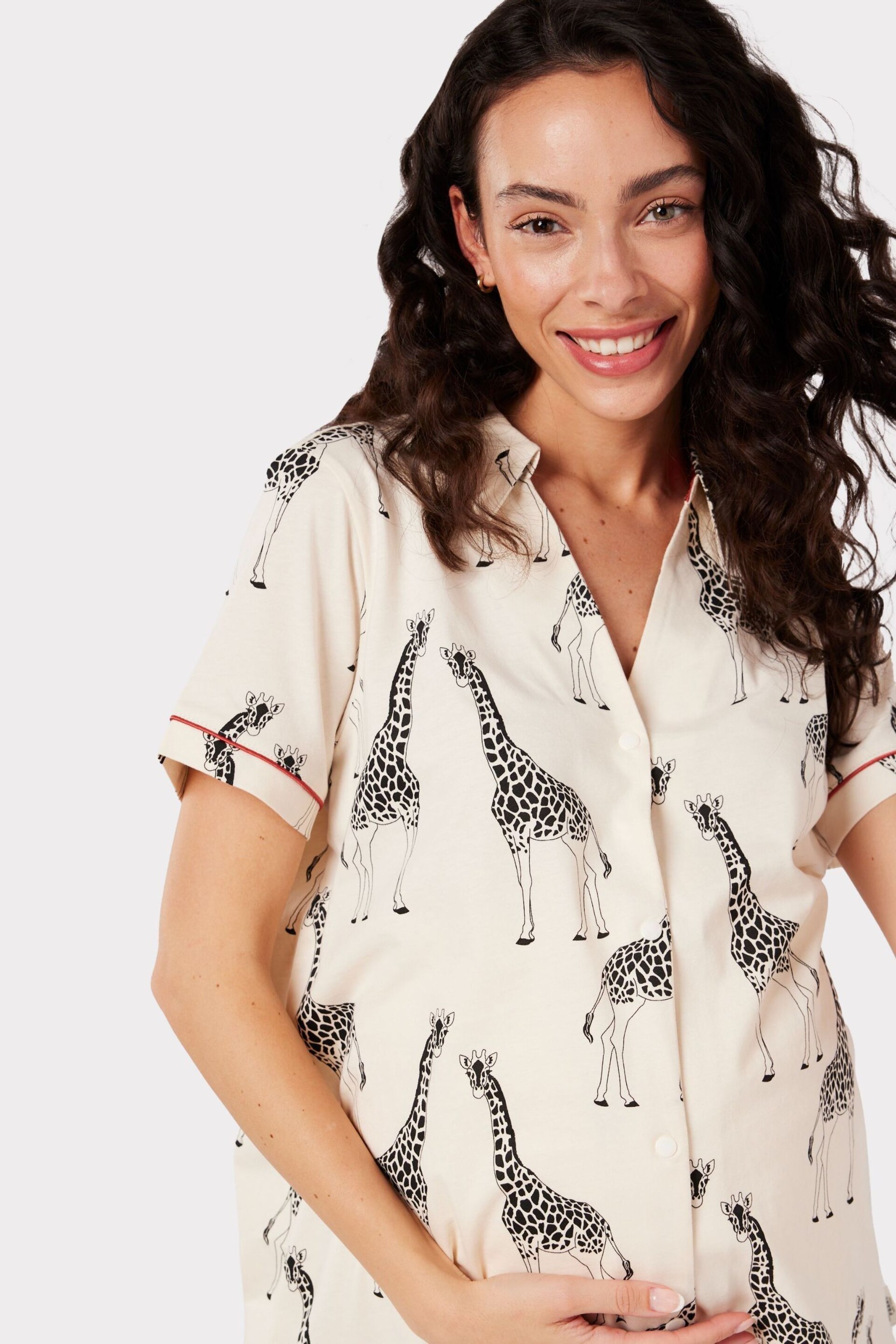 Chelsea Peers Cream Maternity Organic Cotton Giraffe Print Short Pyjama Set - Image 4 of 5