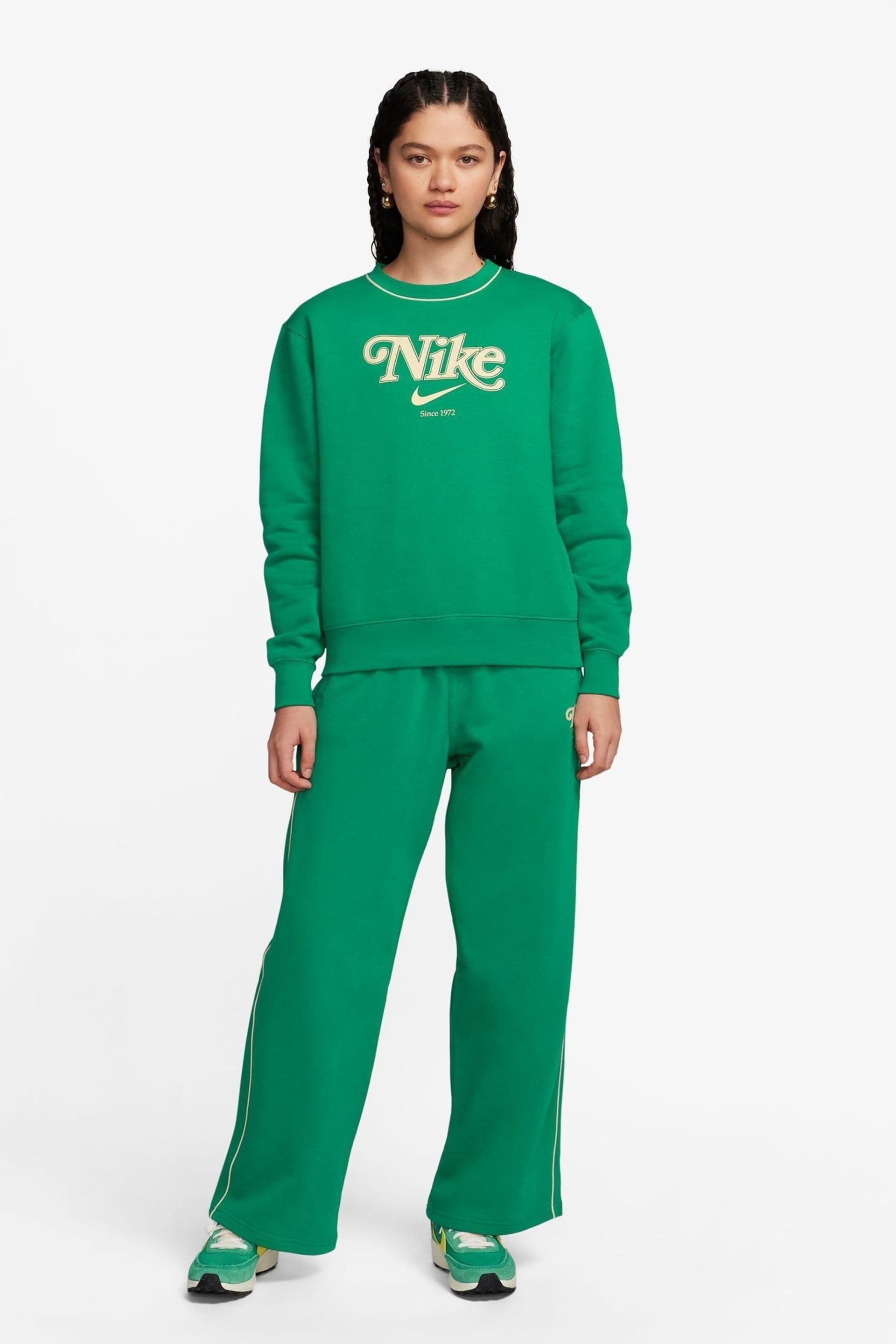 Nike Green Logo Crew Sweat Top - Image 4 of 4