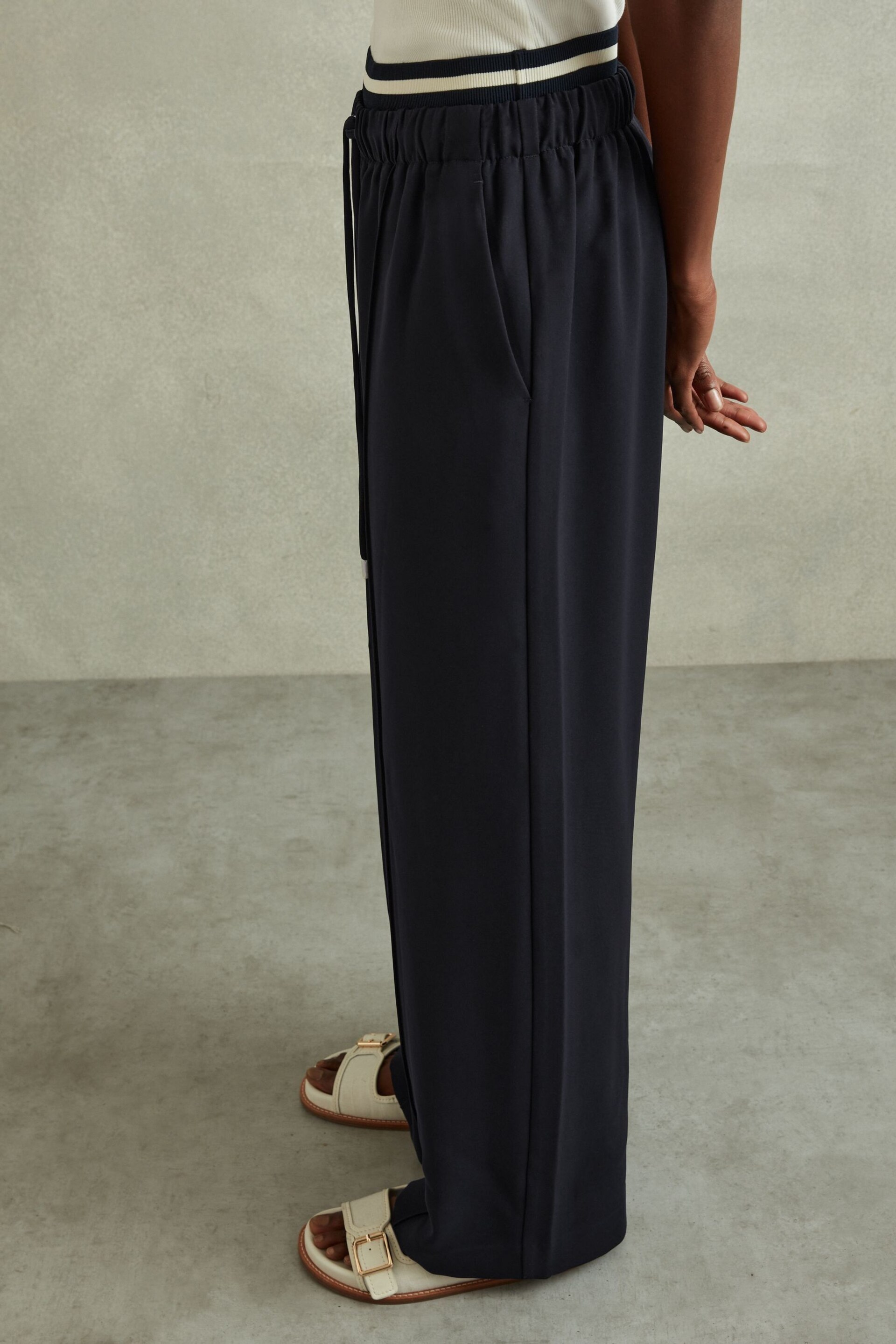 Reiss Navy Fleur Waistband Detail Wide Leg Trousers - Image 4 of 6