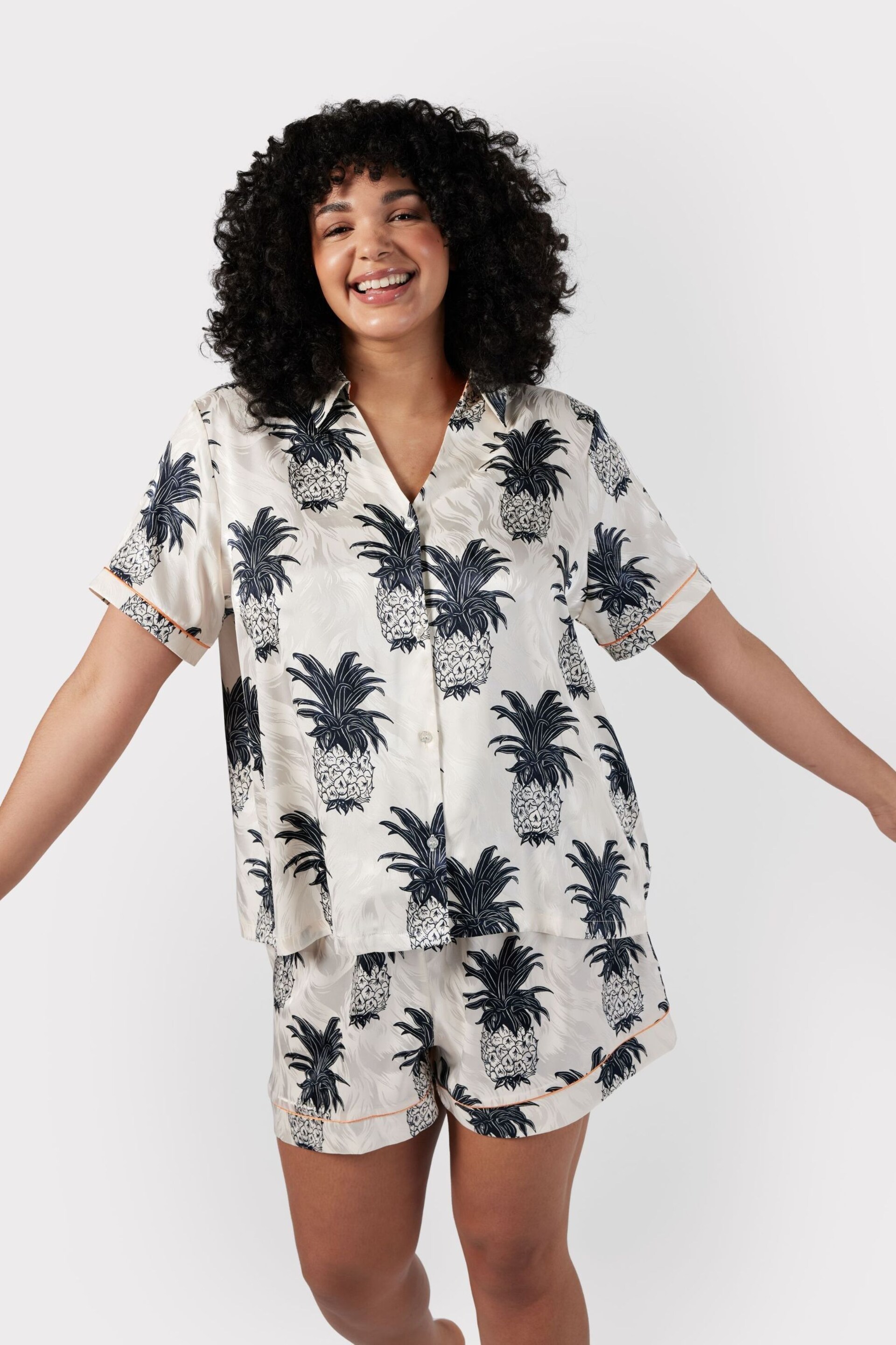 Chelsea Peers Cream Curve Satin Jacquard Pineapple Short Pyjama Set - Image 2 of 5