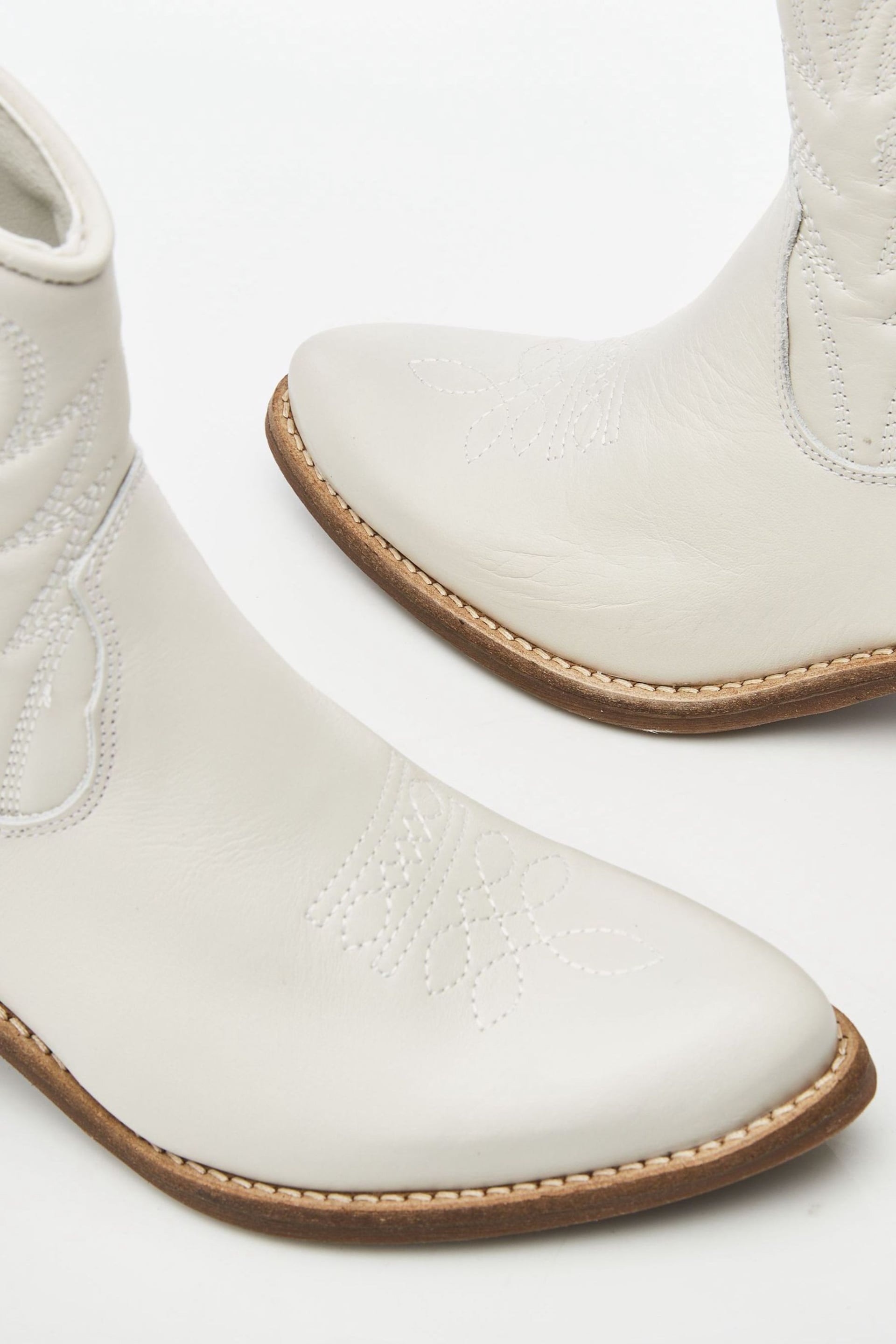 Moda in Pelle Bettsie Ankle Western White Boots - Image 5 of 5
