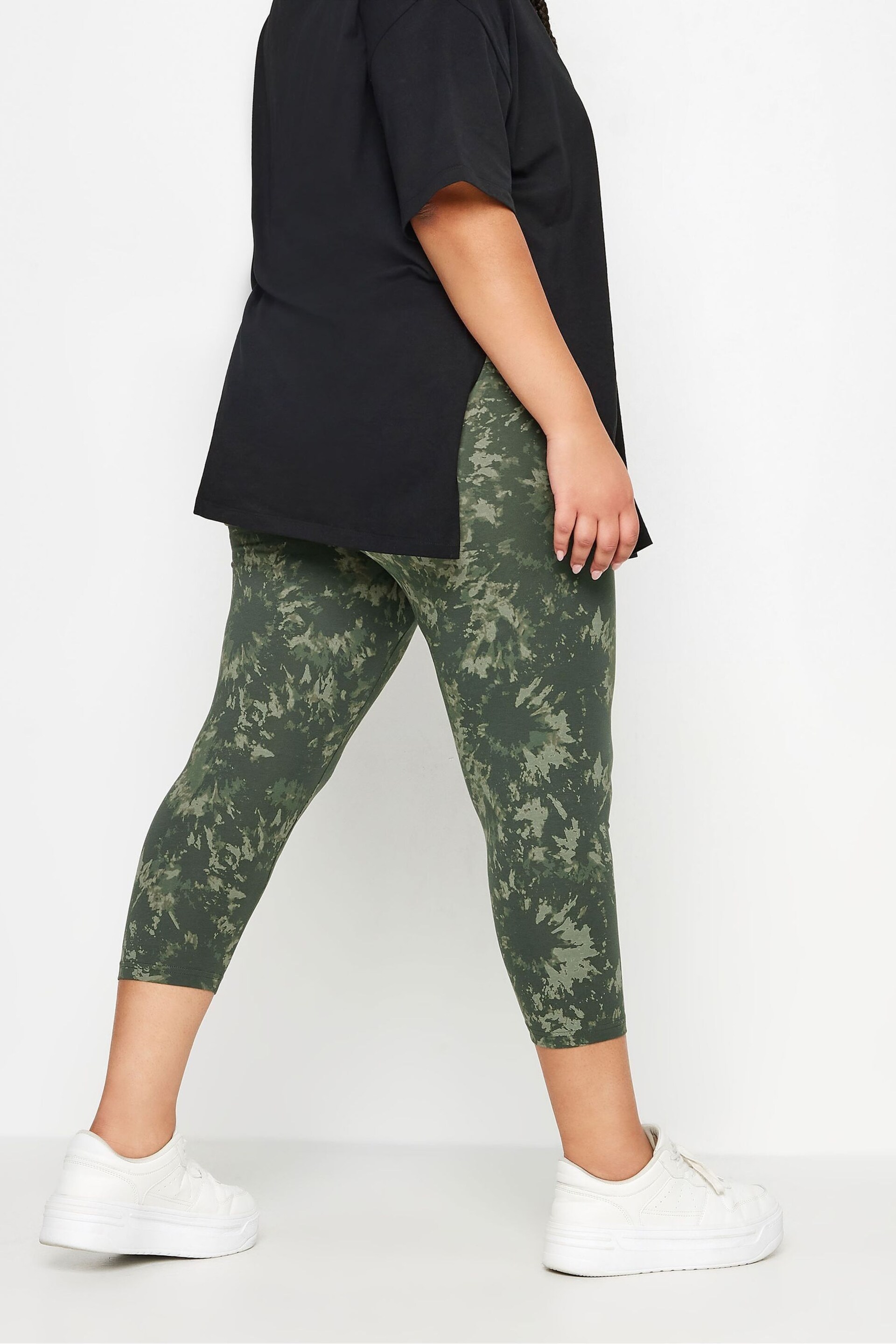 Yours Curve Green 2 PACK Black & White Ditsy Floral Print Cropped Leggings - Image 4 of 4
