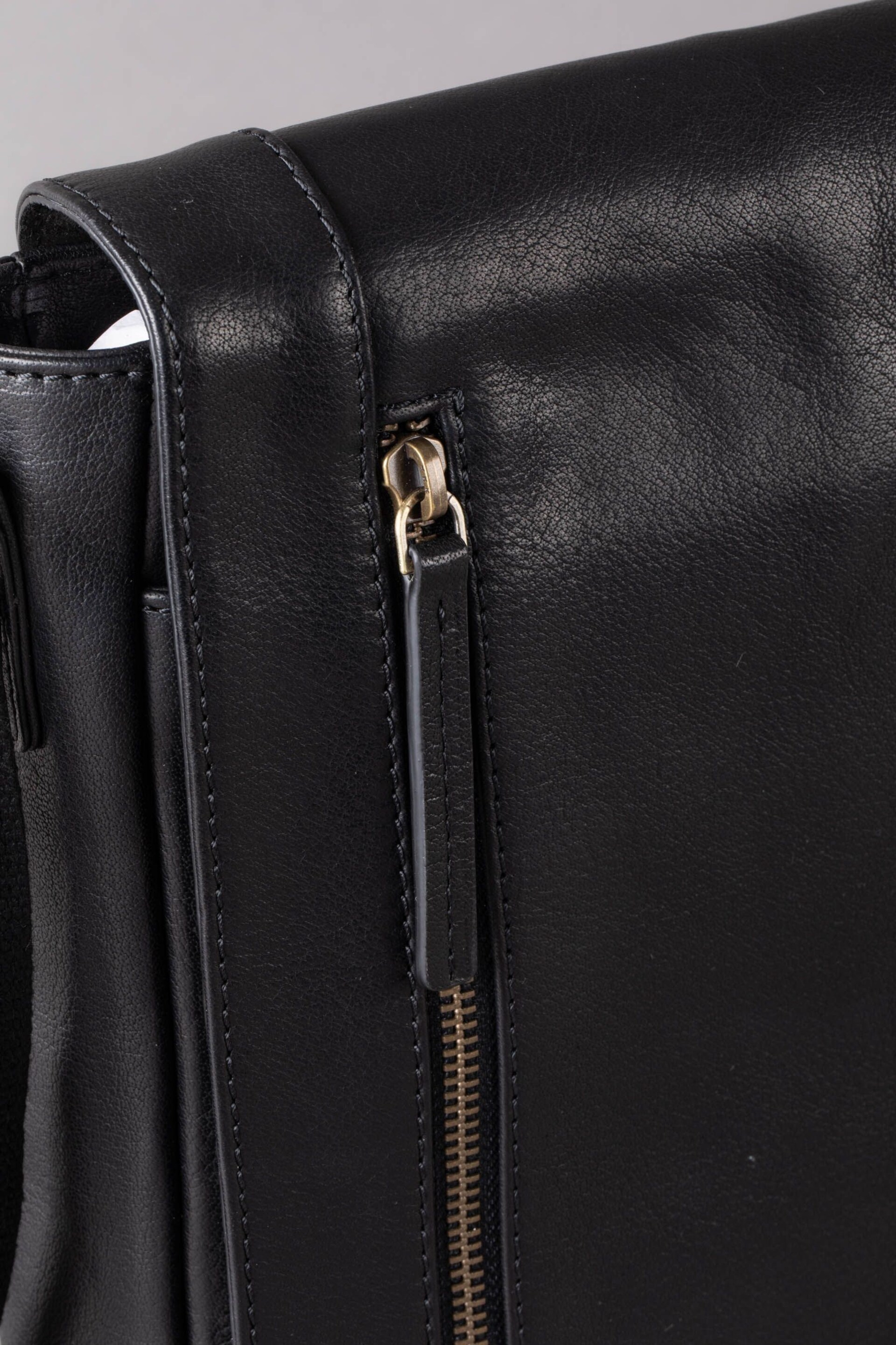 Lakeland Leather Keswick Medium Leather Messenger Bag In - Image 4 of 7
