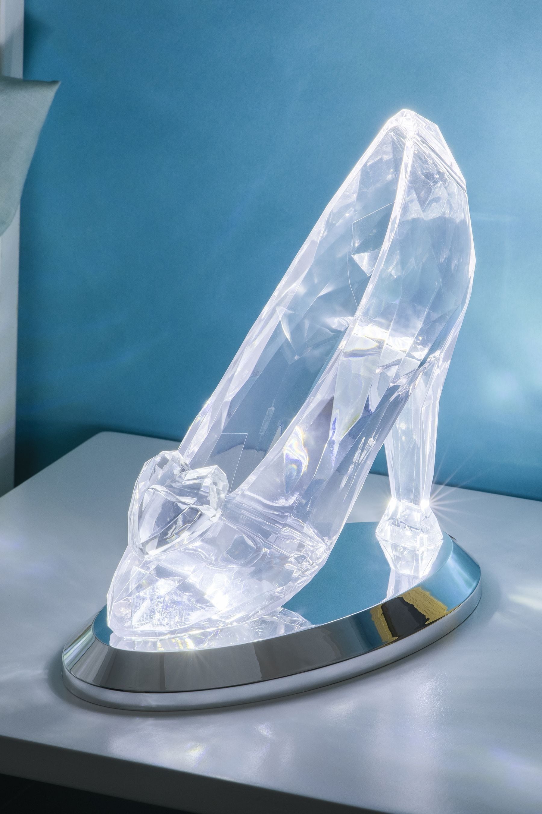 Cinderella and the glass slipper online
