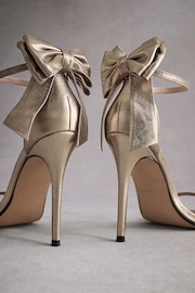 Gold Tabitha Simmons Lauren Leather Bow Back Sandals - Image 8 of 12