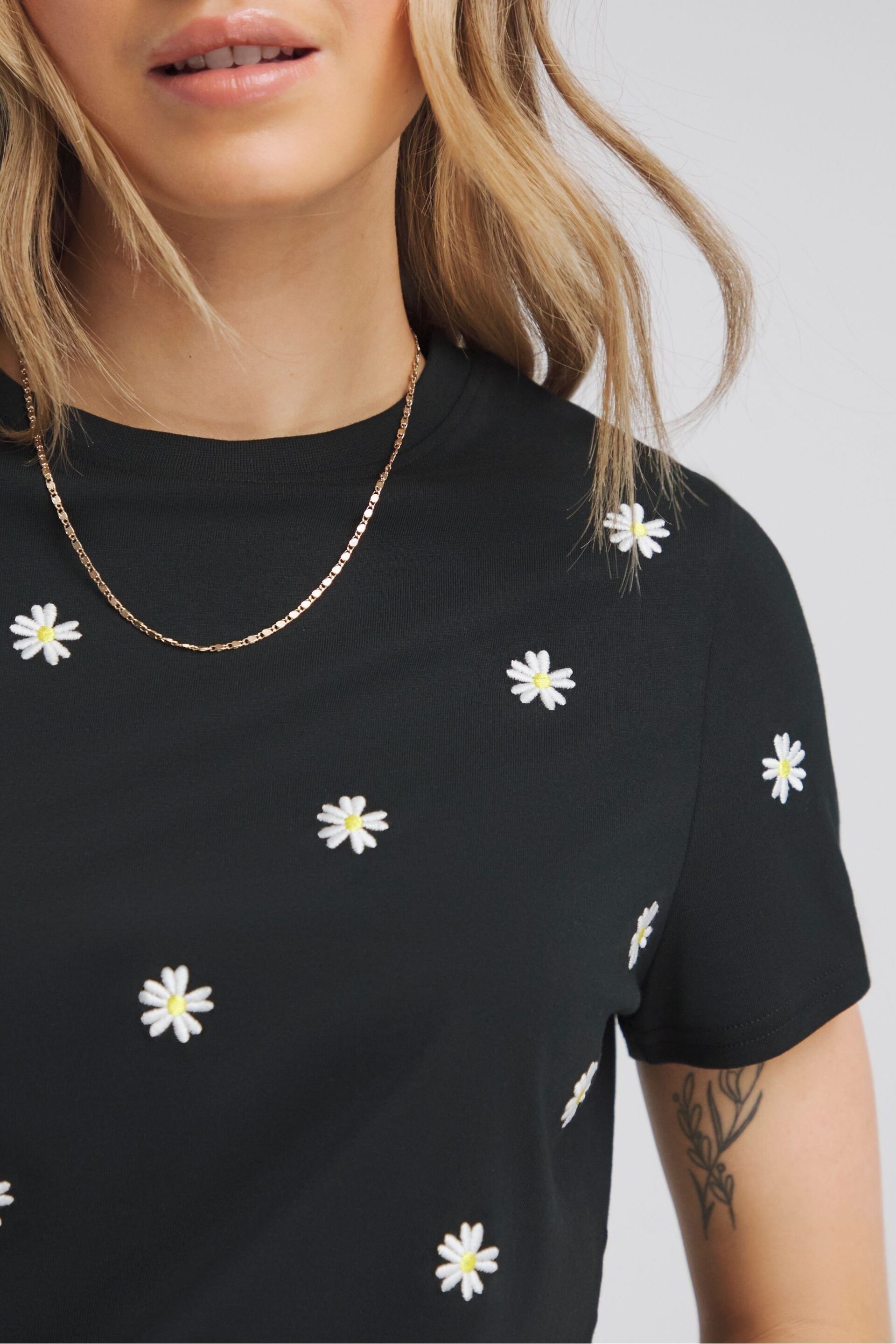 Simply Be Black Daisy Embroidered T-Shirt - Image 4 of 4