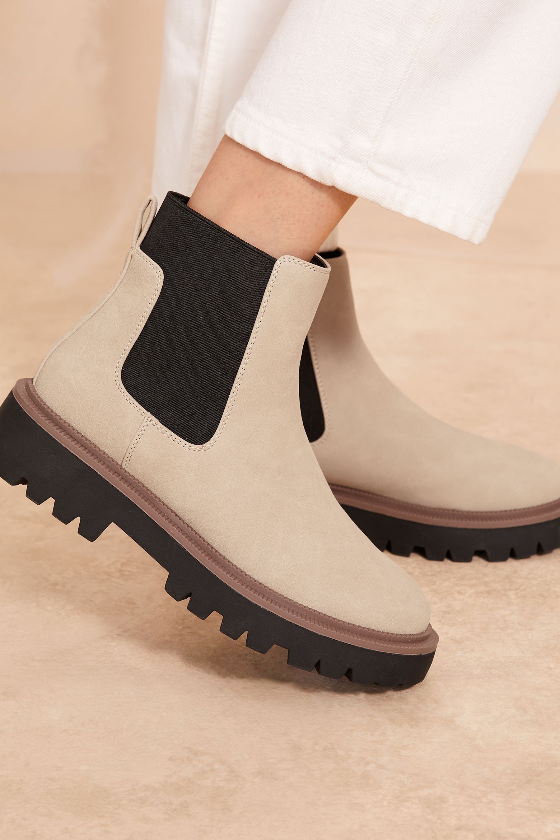 Flat chunky chelsea boots top