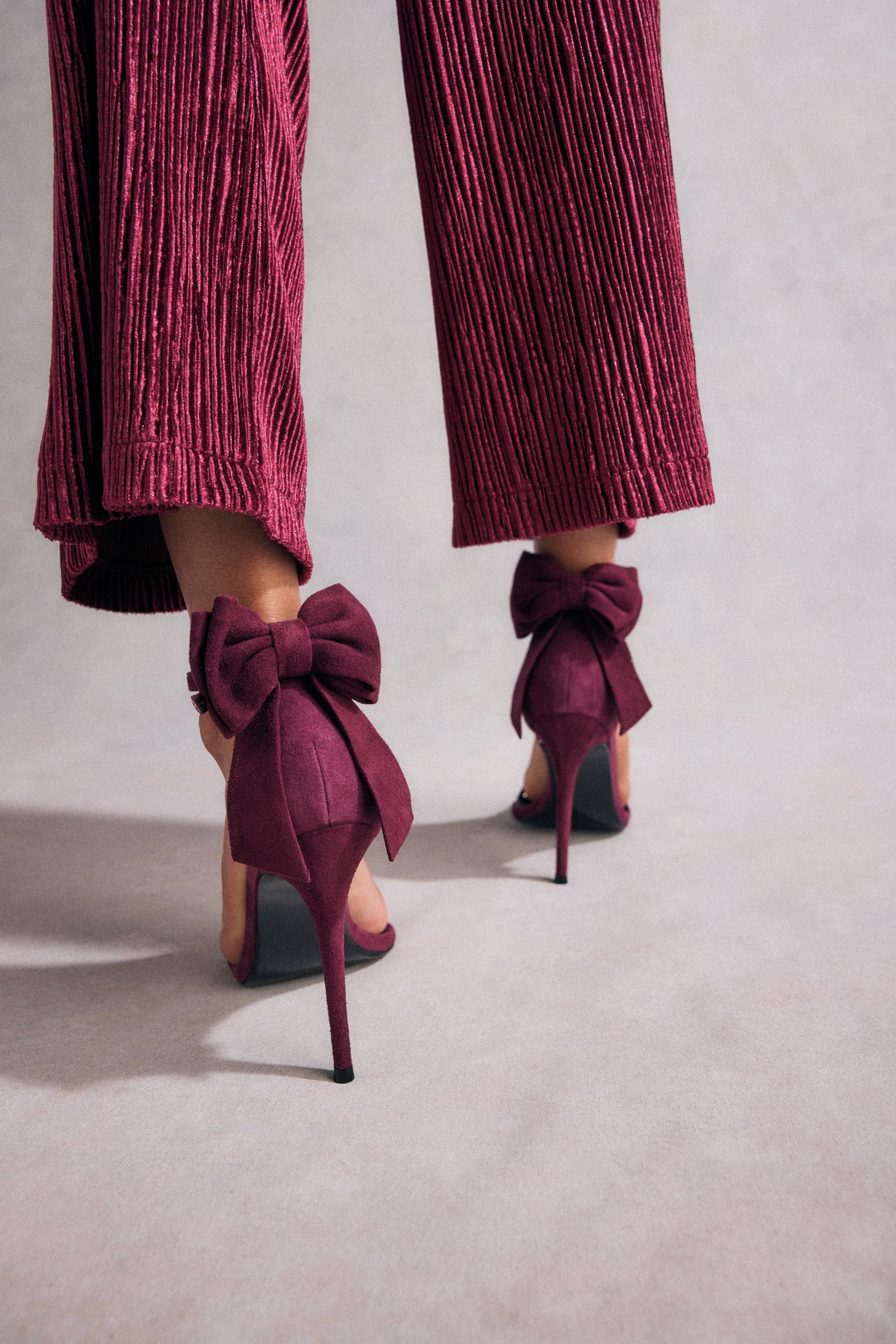 Red sandals with bow discount