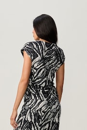 Black/White Zebra Print Textured Ruched Side Short Sleeve Top - Image 4 of 7