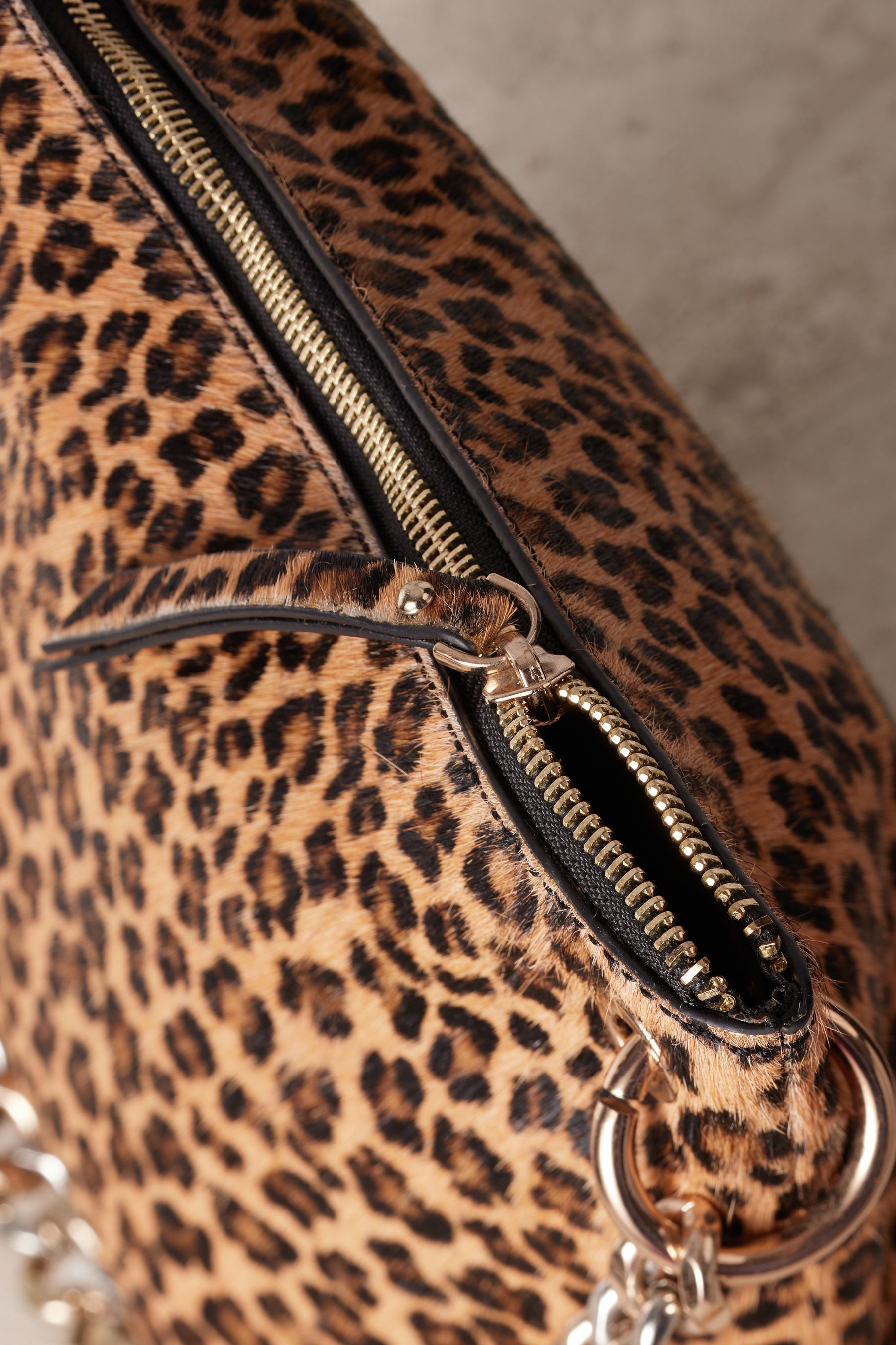 Leopard print clutch bag with chain outlet
