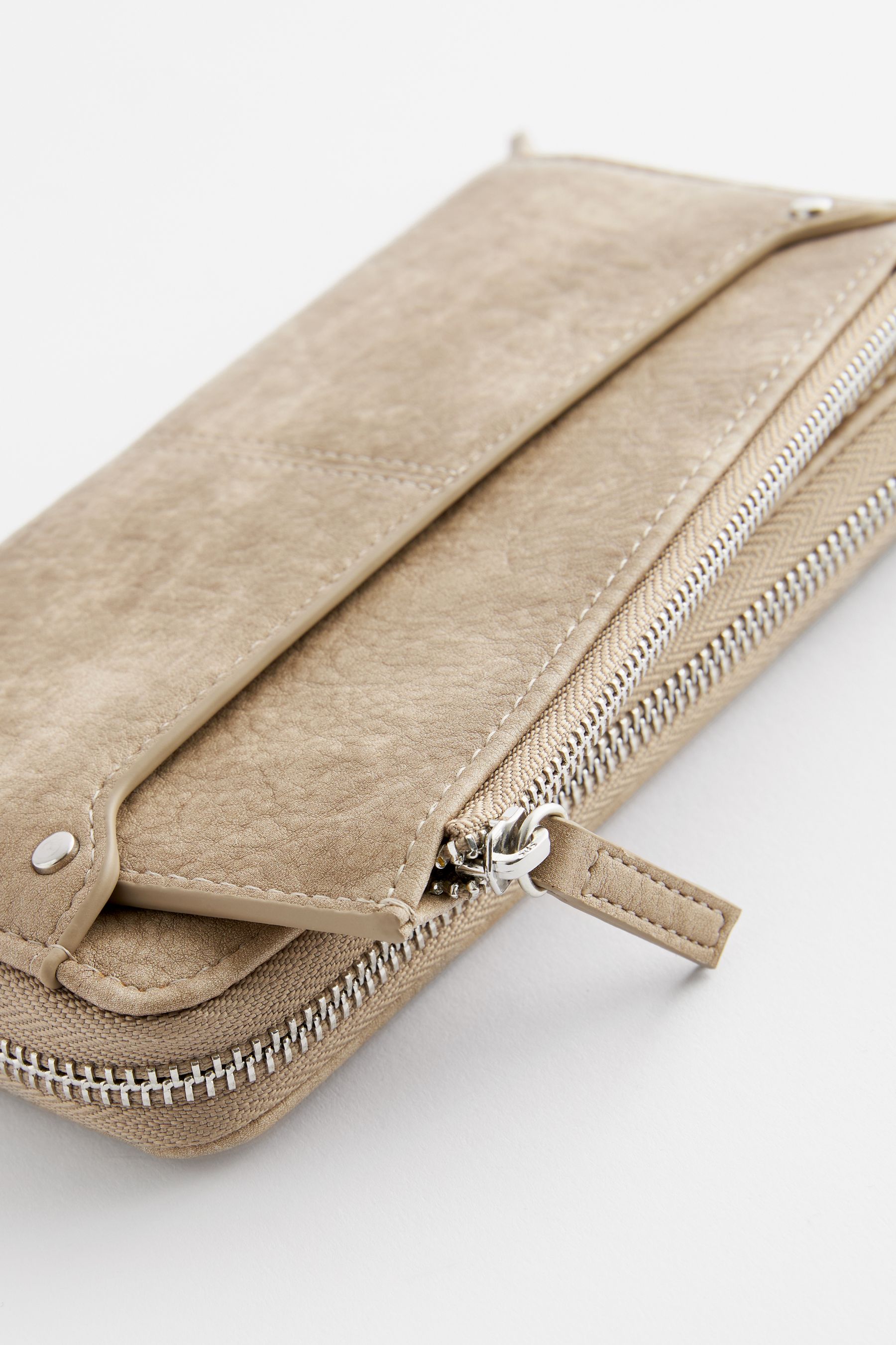 Places to buy a purse near me 2025