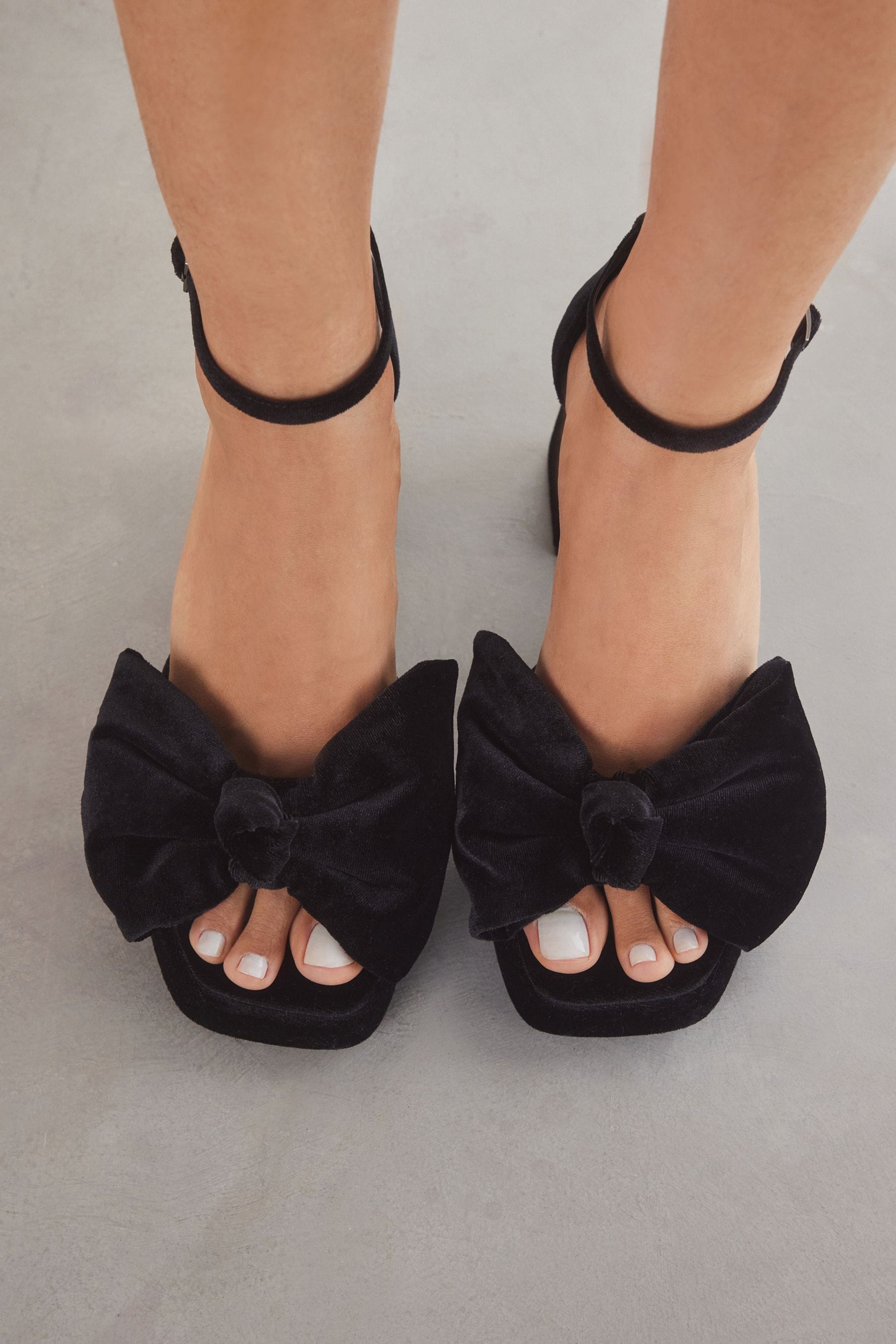Sandals bow online
