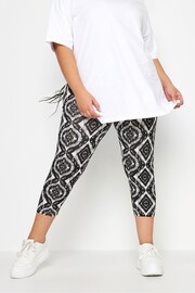 Yours Curve Black 2 PACK Black & White Ditsy Floral Print Cropped Leggings - Image 4 of 5