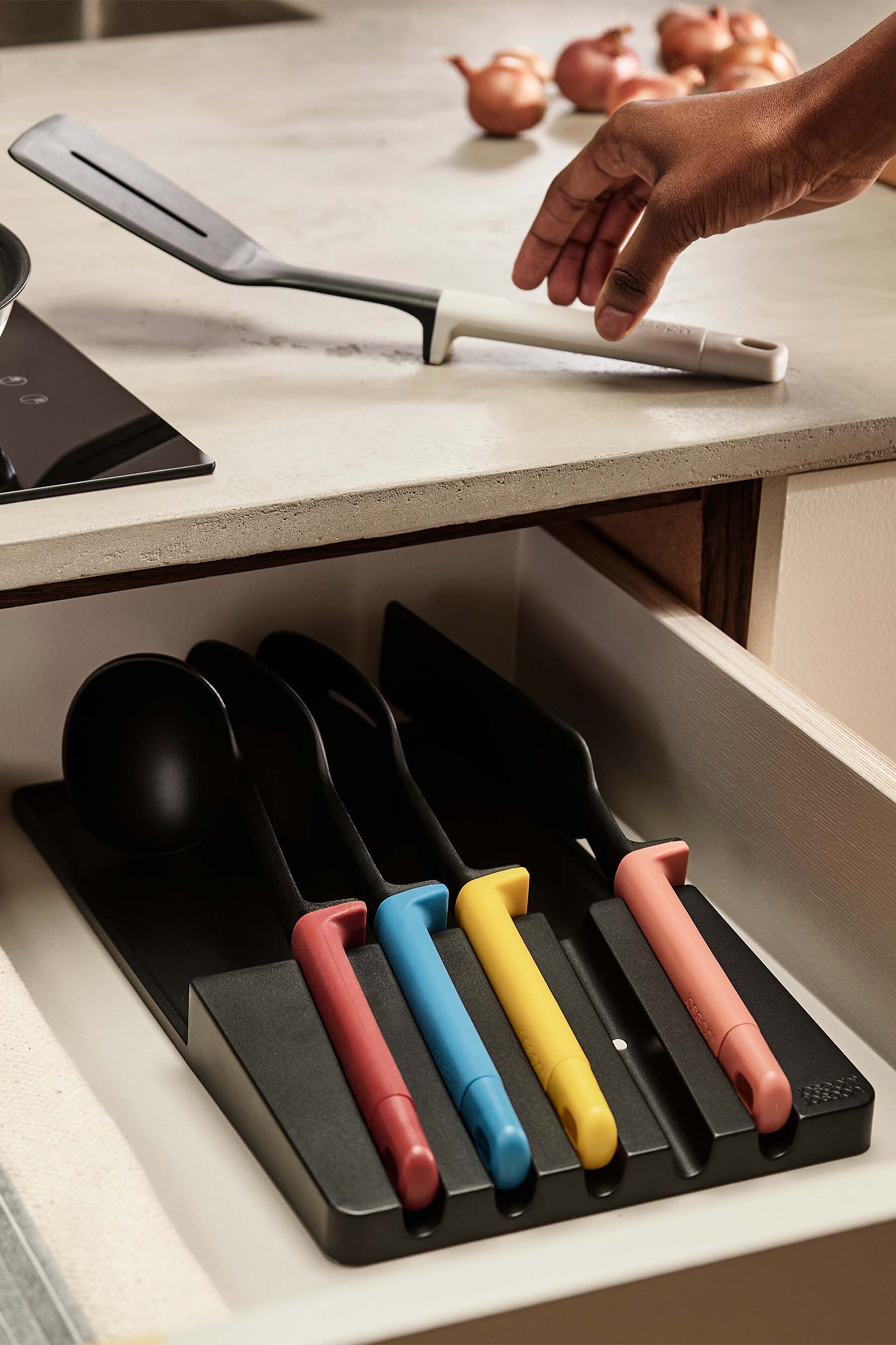 Joseph Joseph 5 Piece Black Elevate Utensil Set With In-Drawer Tray - Image 2 of 4