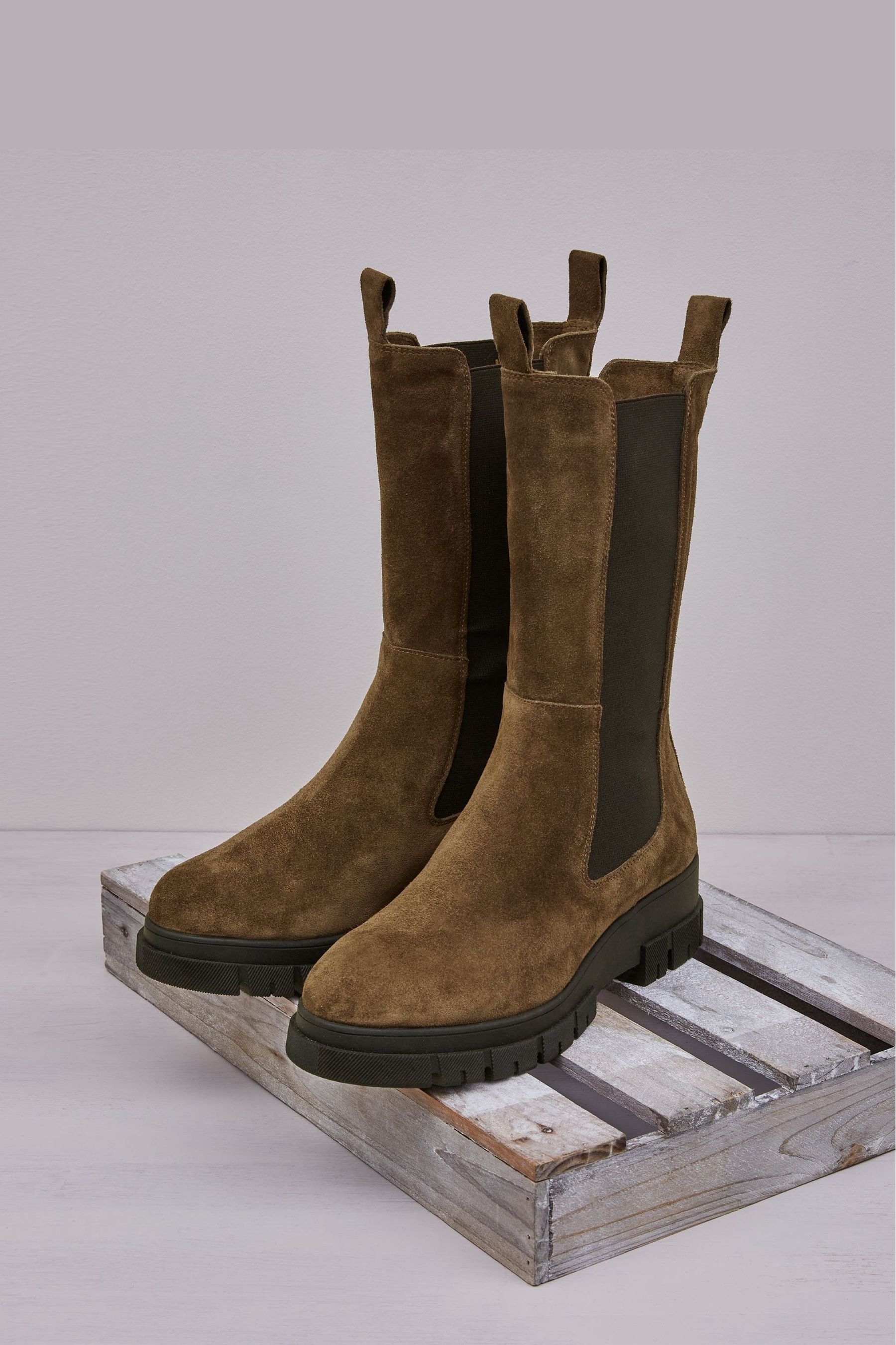 Chunky brown chelsea boots new arrivals