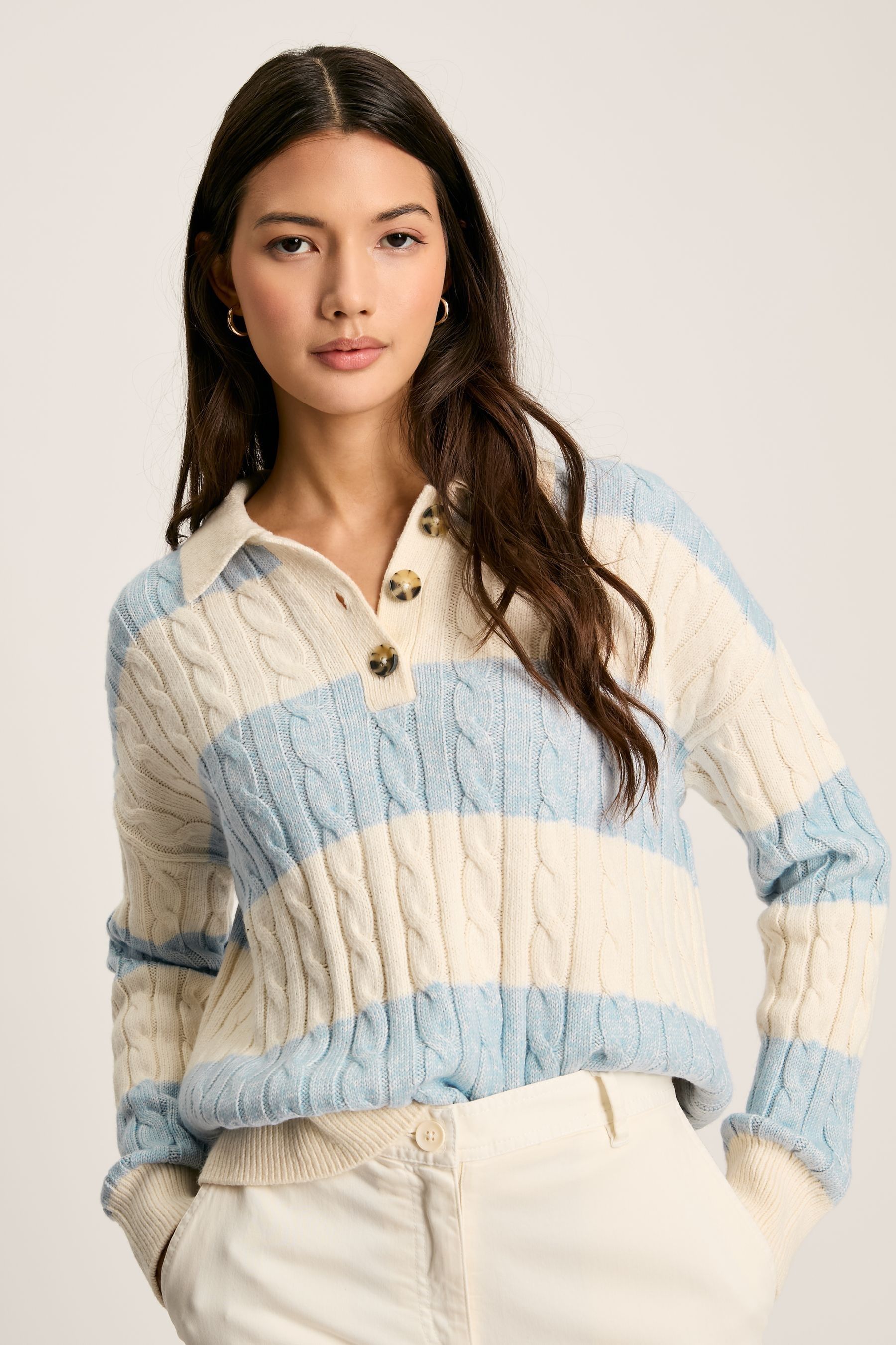 Knitted jumper with collar clearance