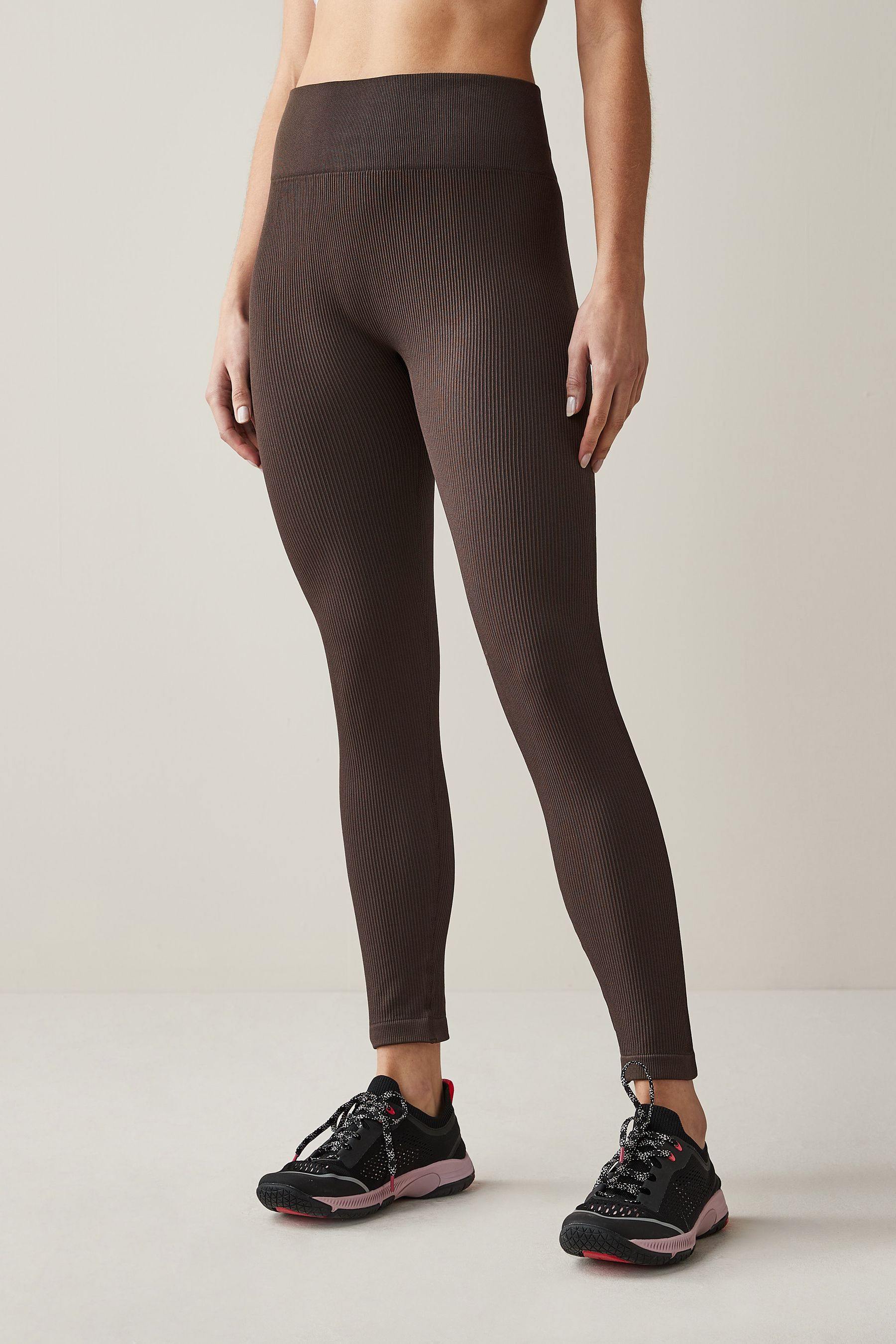 Kaufe Sie Schokoladenbraun Gerippte nahtlose Leggings mit hoher Taille bei Next Deutschland