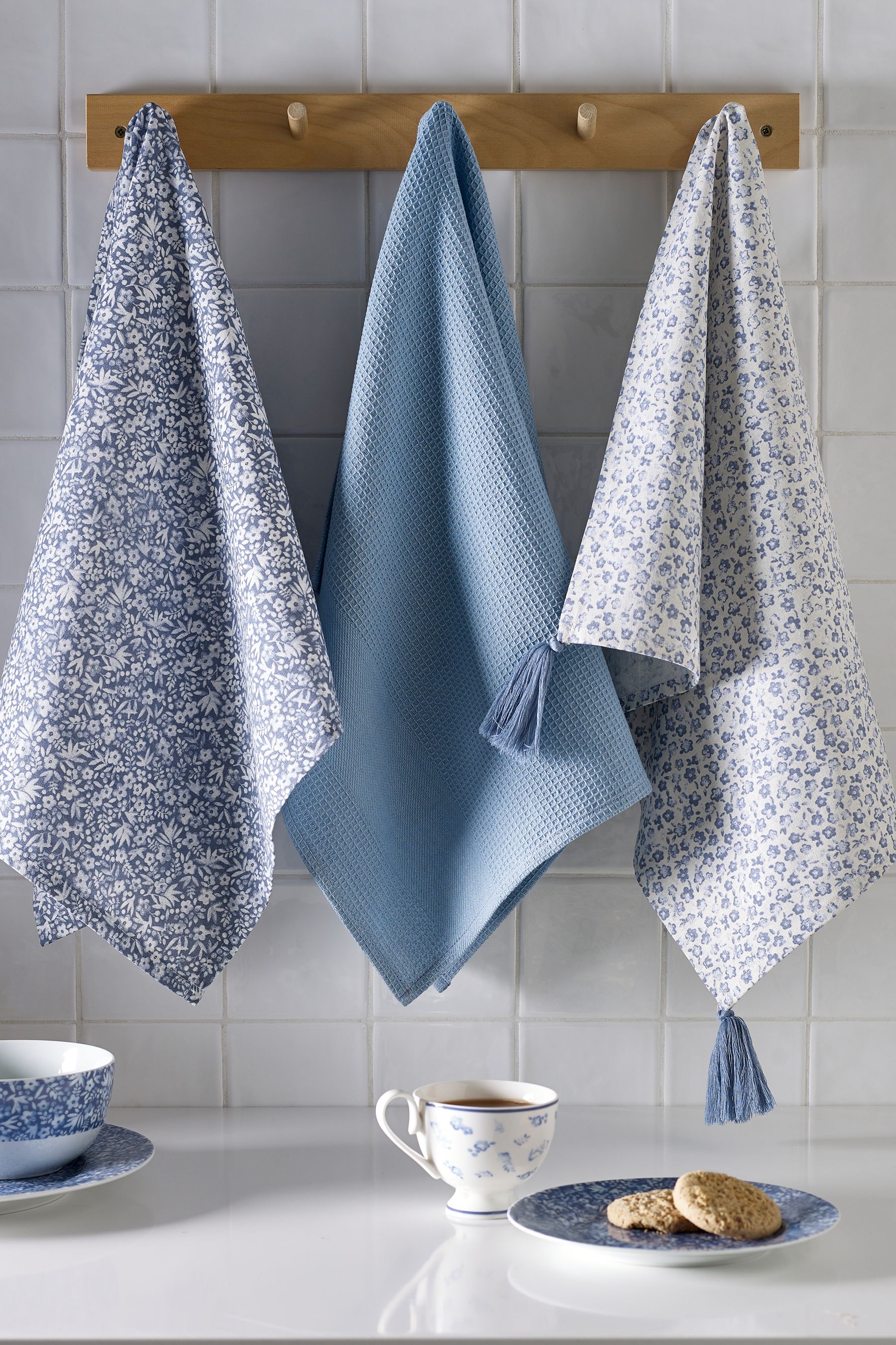 Buy Set of 3 Blue Cordelia Tea Towels from Next Luxembourg