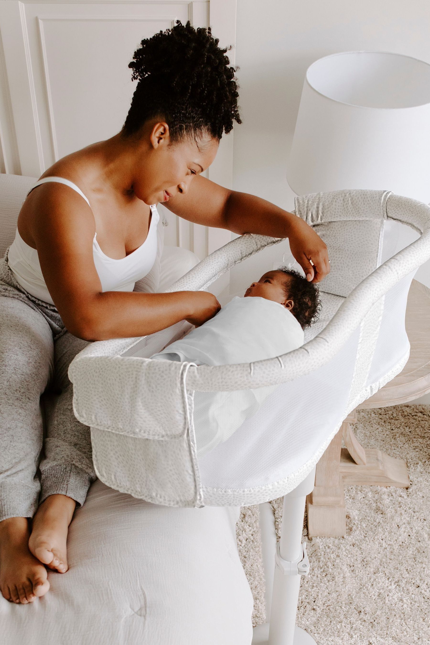 Kaufe Sie Halo Bassinest Premiere Pebble Schwenkbares Babybett bei Next Deutschland