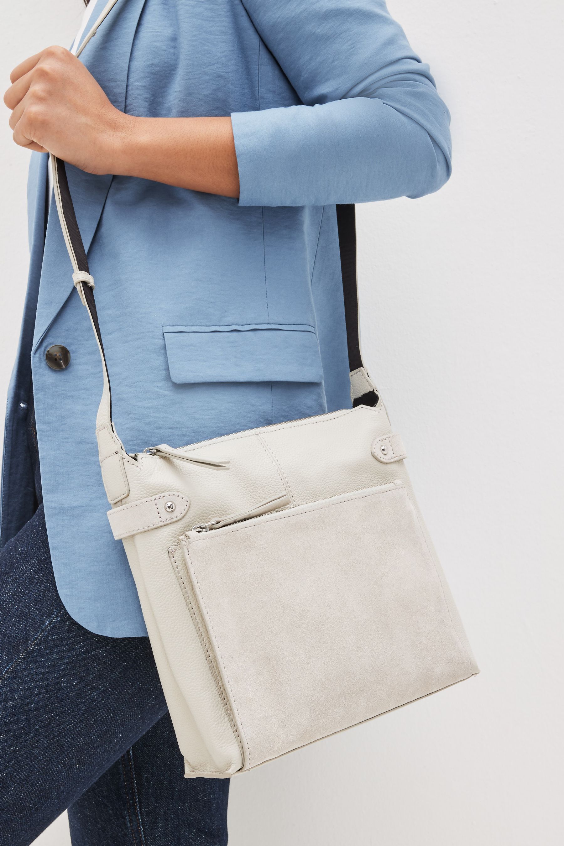 Shoulder bag with lots of pockets sales