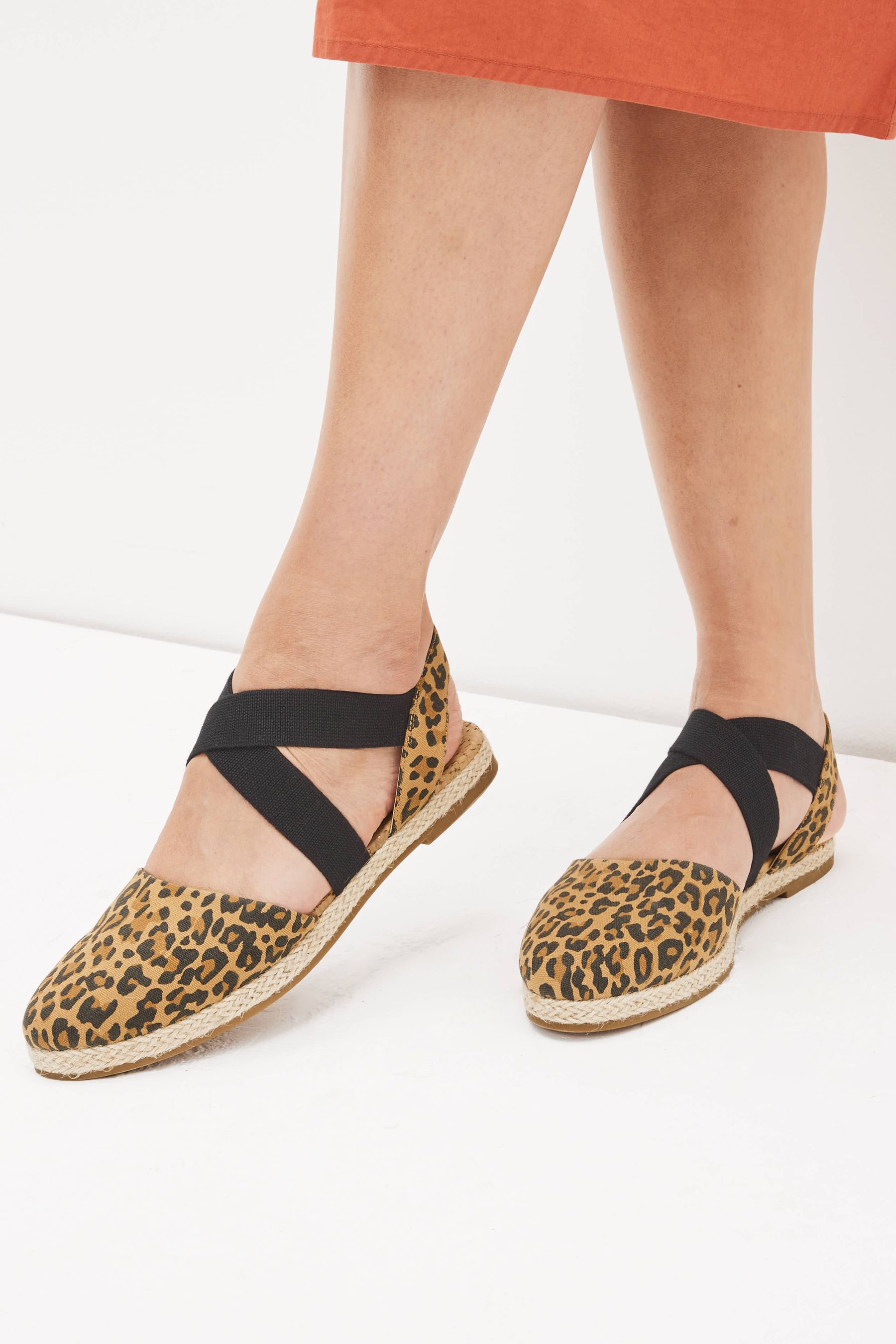 Buy Leopardenmuster Flache Espadrilles mit uberkreuztem Design from Next Germany