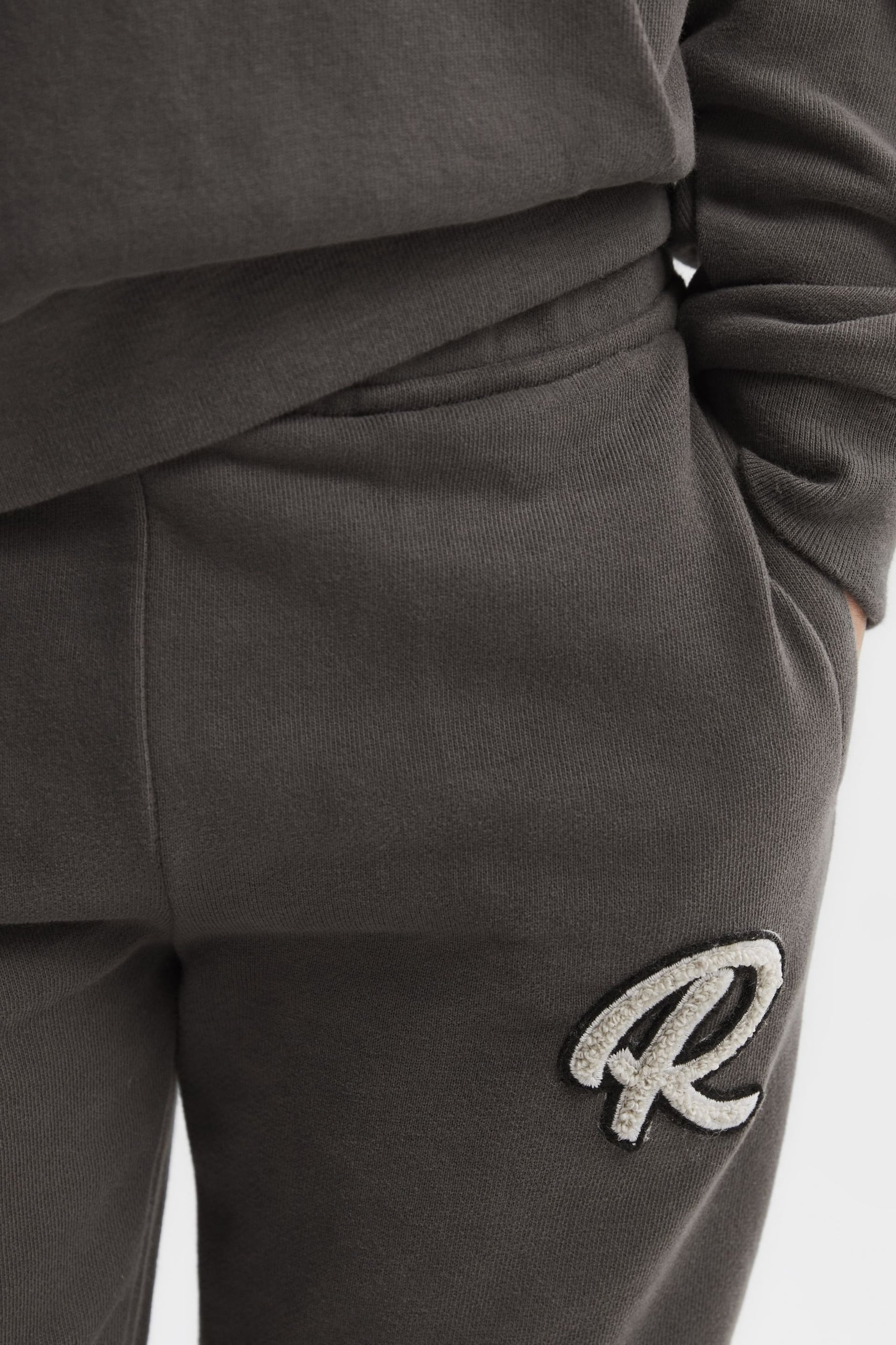 Reiss Olive Toby Garment Dyed Logo Joggers - Image 4 of 6