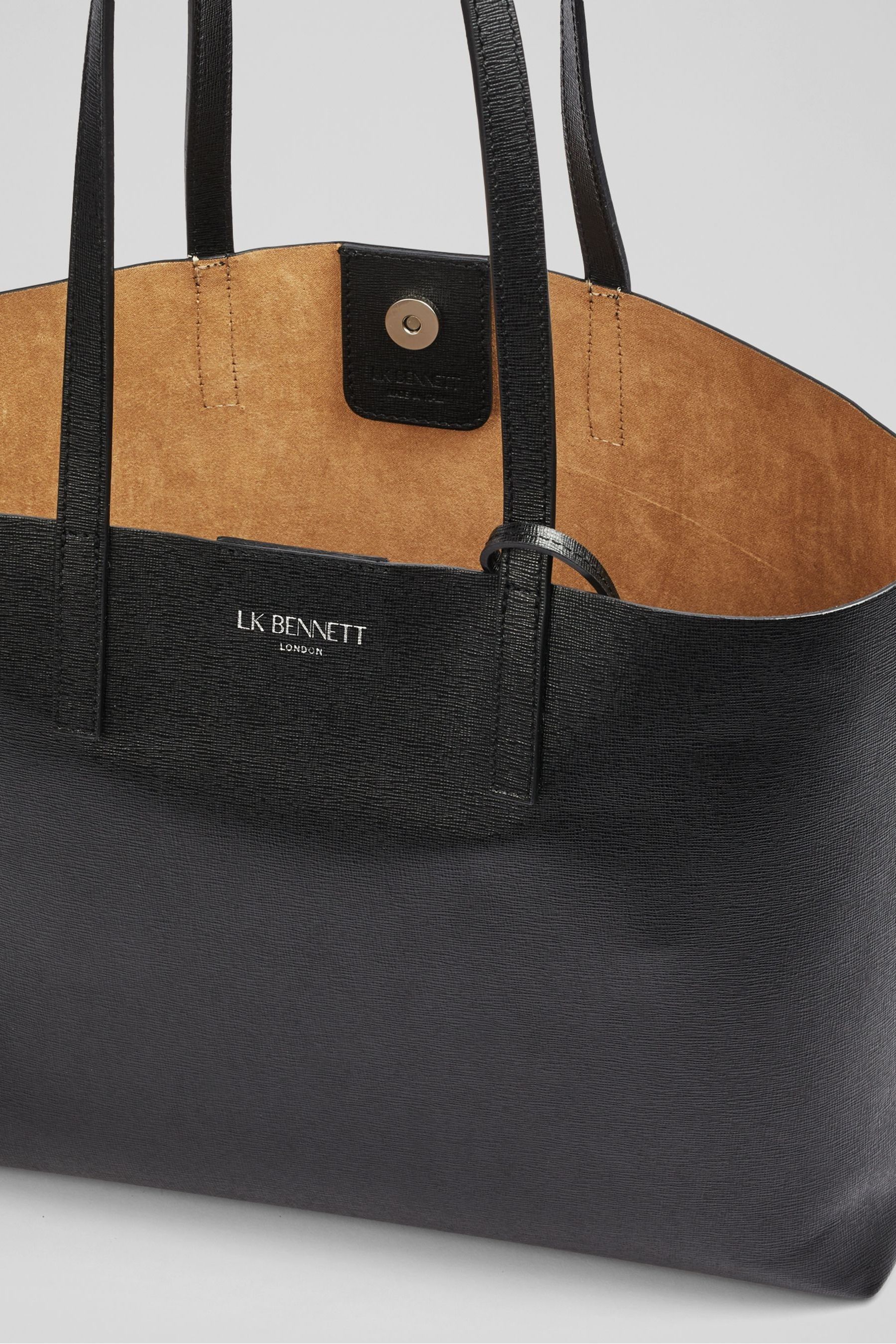 Kaufe Sie Lk Bennett Adele Tote Tasche aus recyceltem Saffiano Leder Schwarz bei Next Deutschland